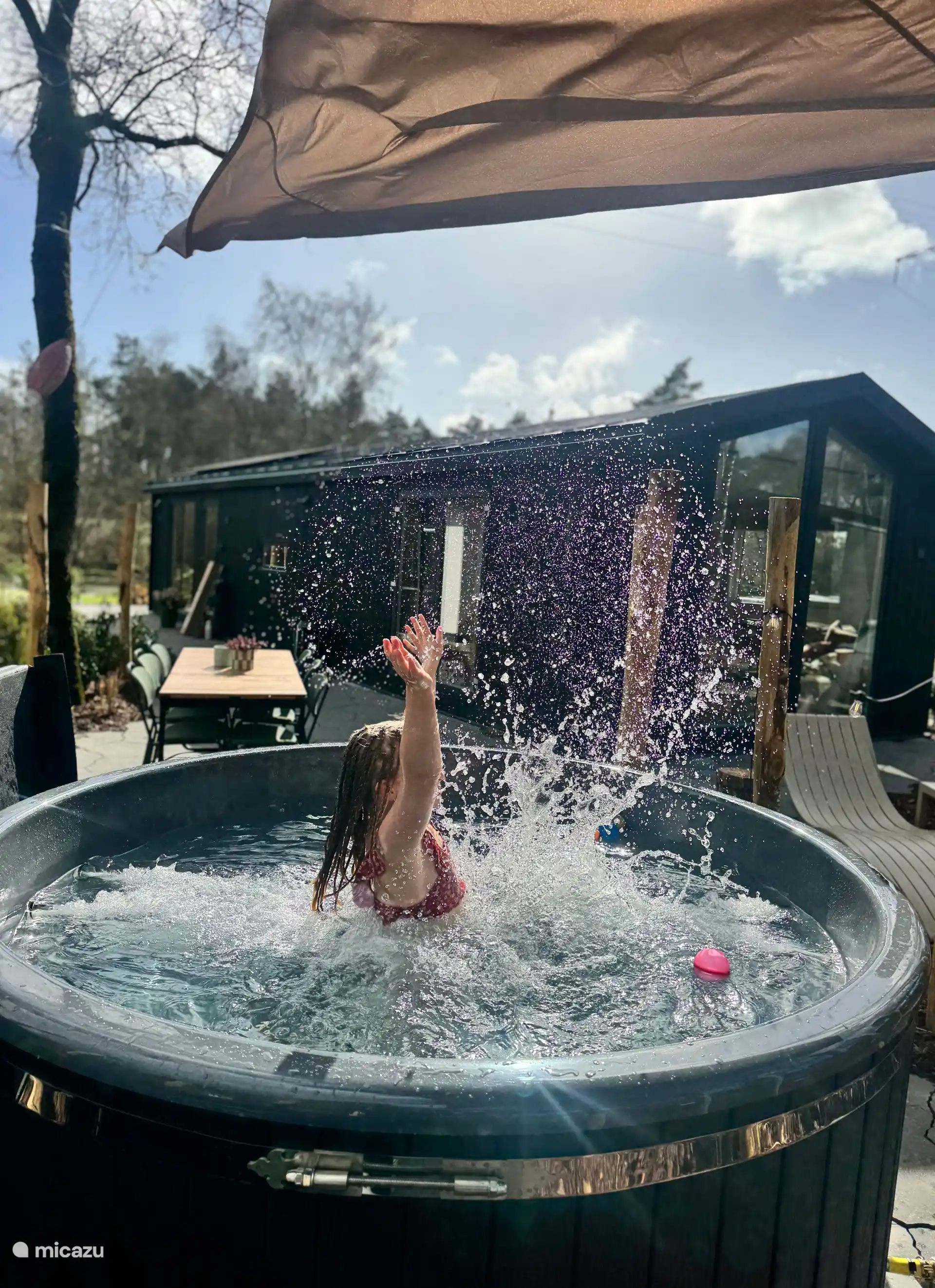 Hottub XL met massagejets en verlichting voor jong en oud