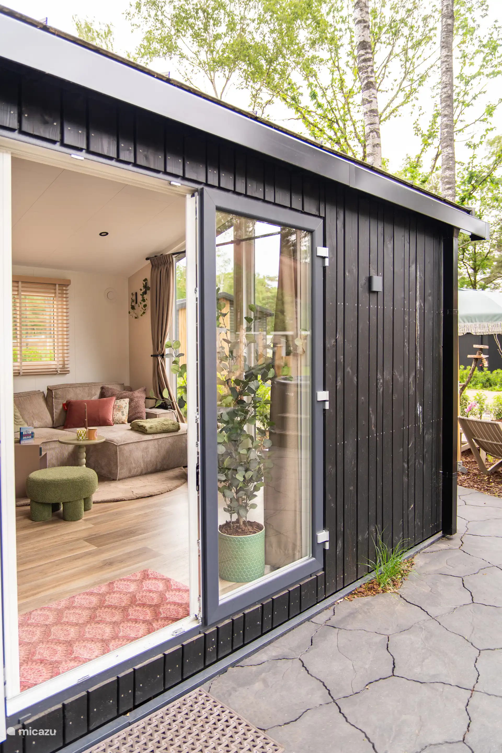 Luxury cabin that is attractively furnished and fully equipped 