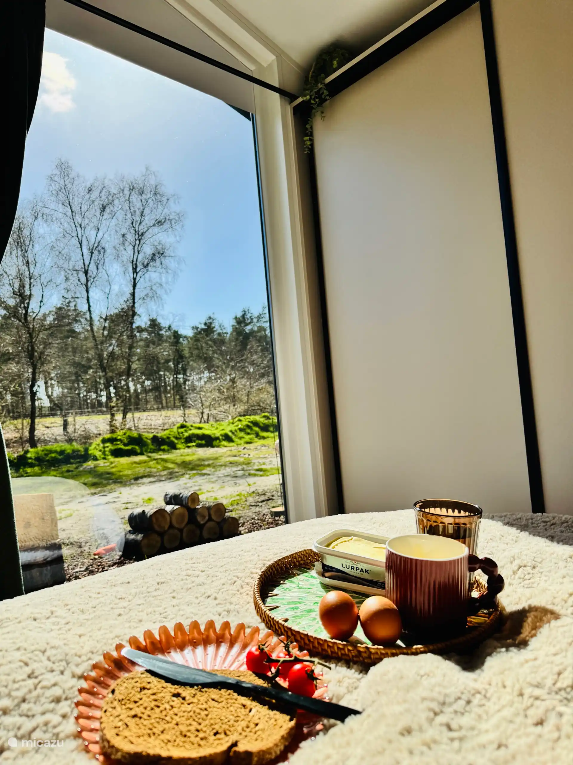 Frühstück im Bett mit Blick auf das Grün 