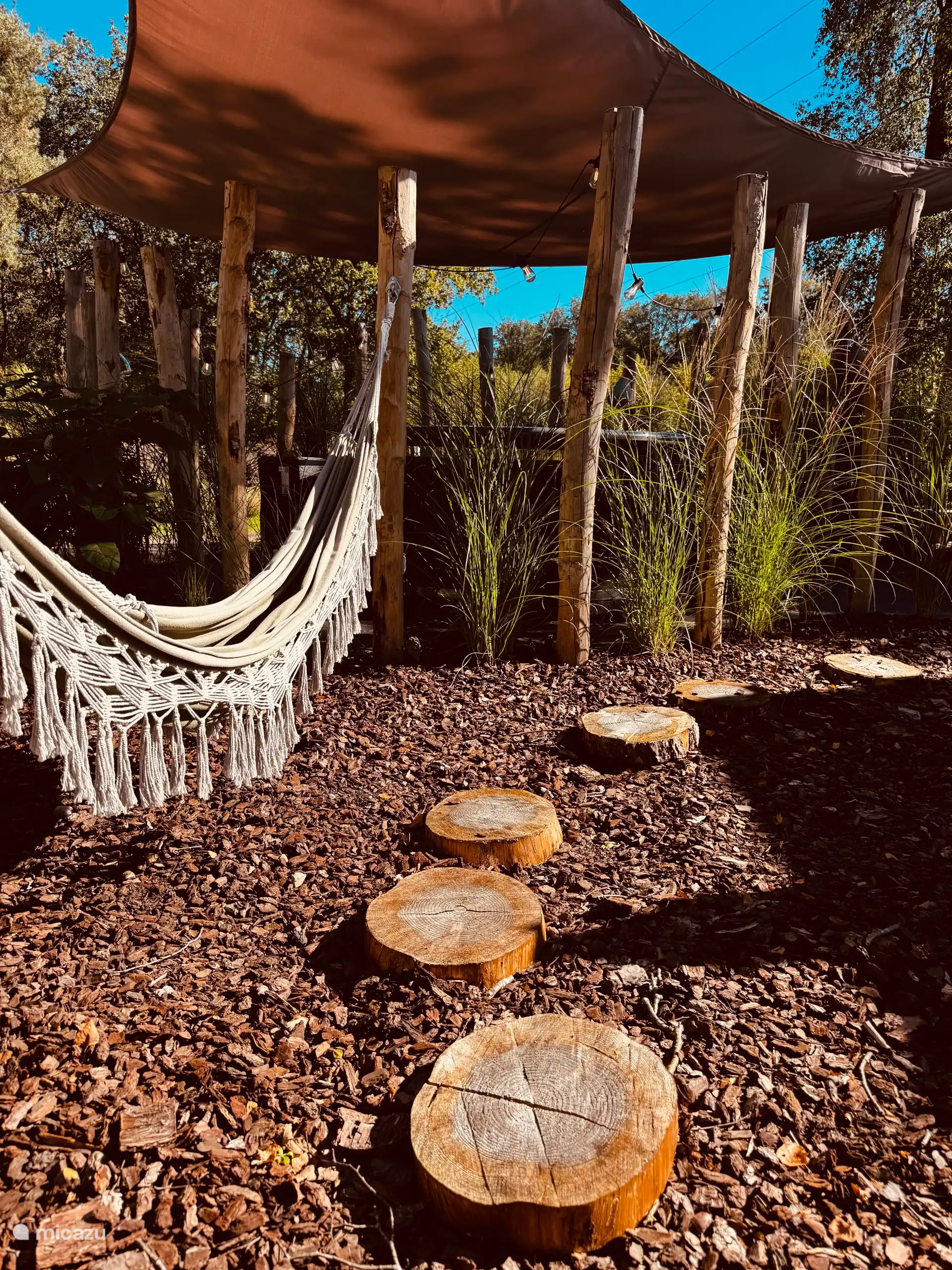 Uitzicht tuin, hangmat en een hottub XL met privacy 