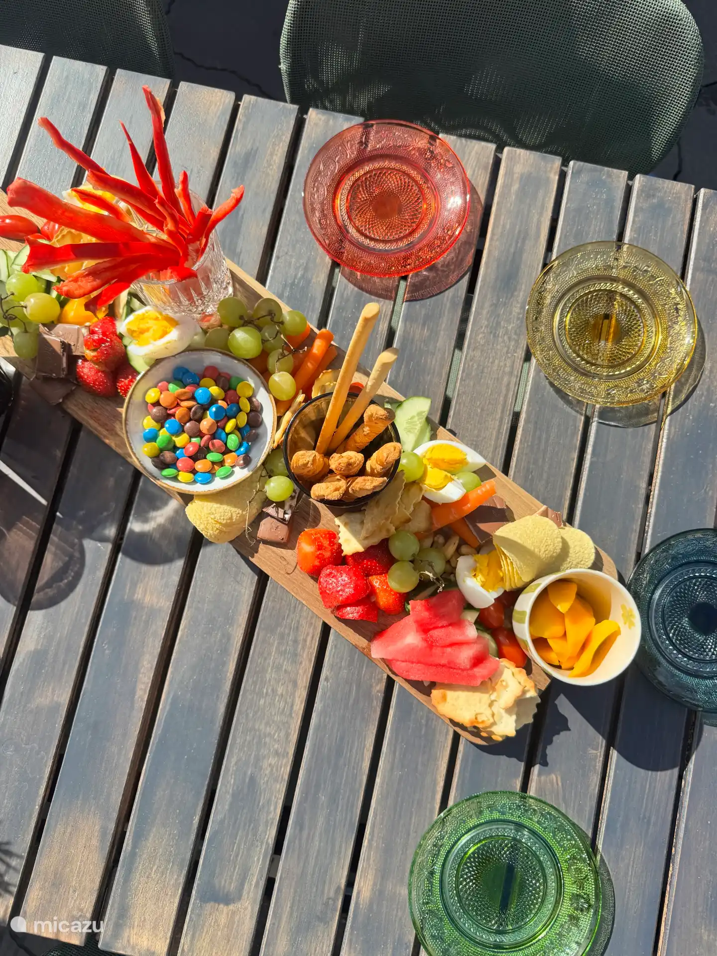 Ein köstliches Snackbrett draußen in der Sonne zwischen dem Grün in der Ruhe 
