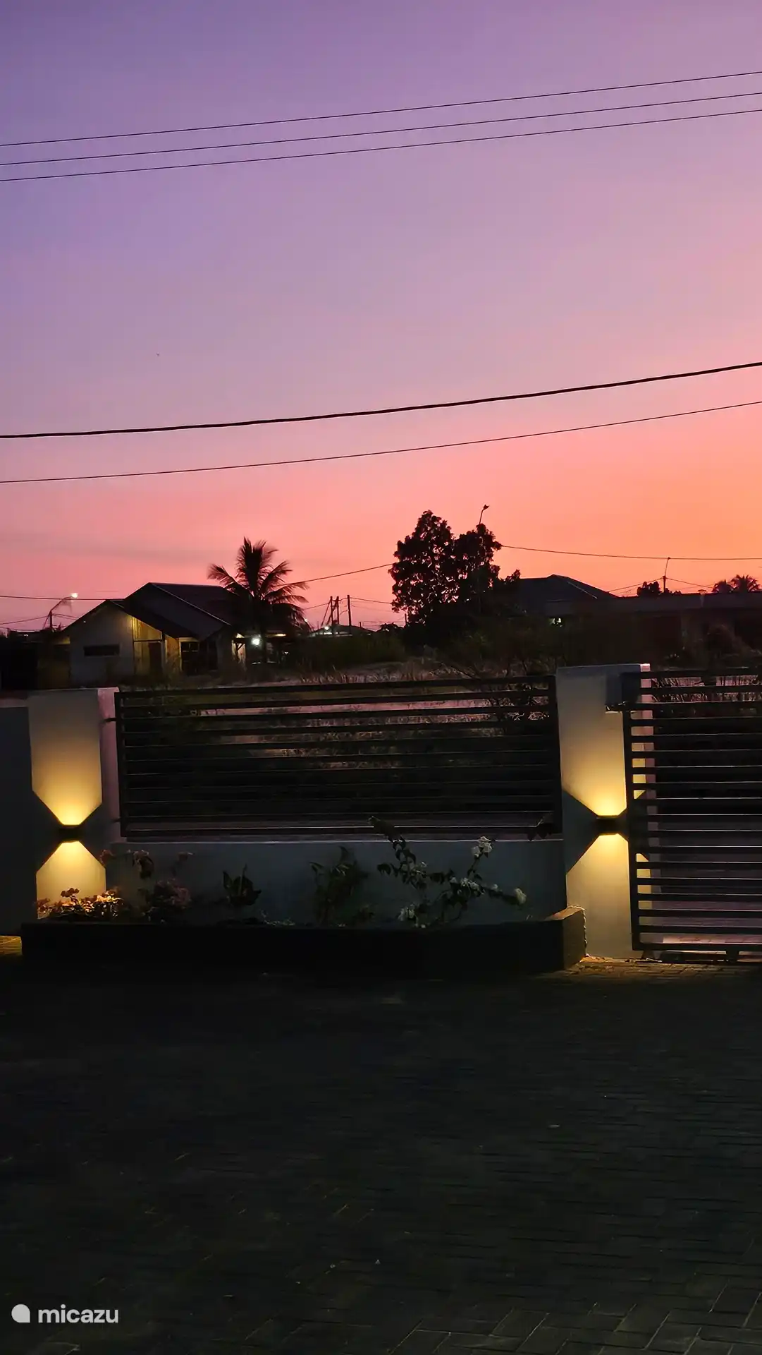 Buitenaanzicht 's avonds