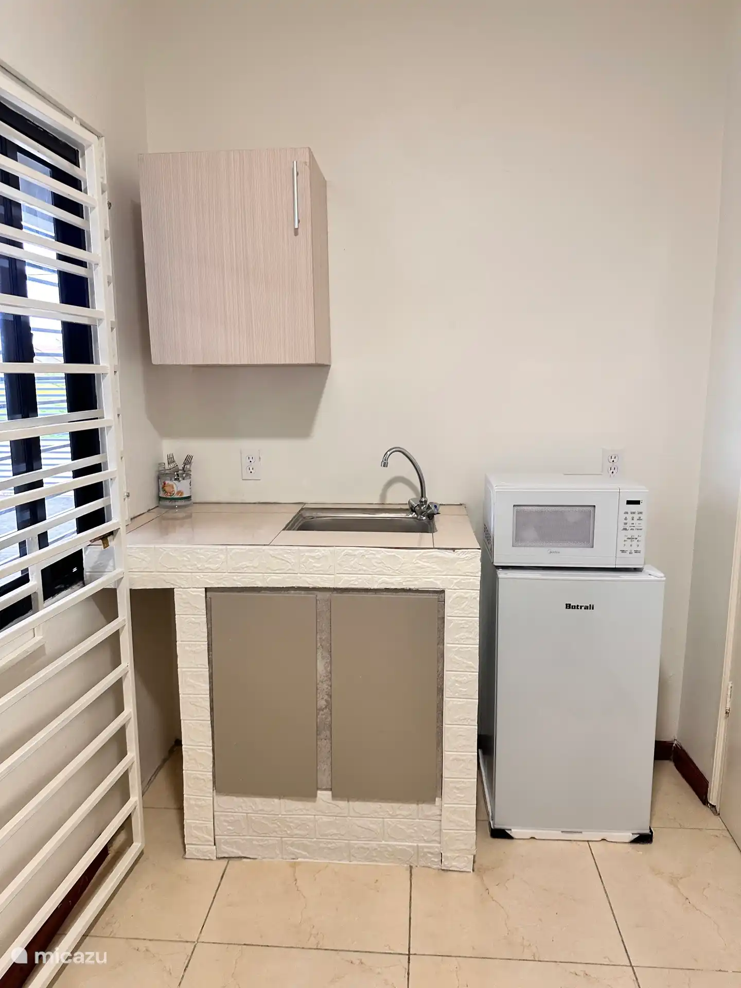 Kitchenette avec frigo, micro-ondes, bouilloire