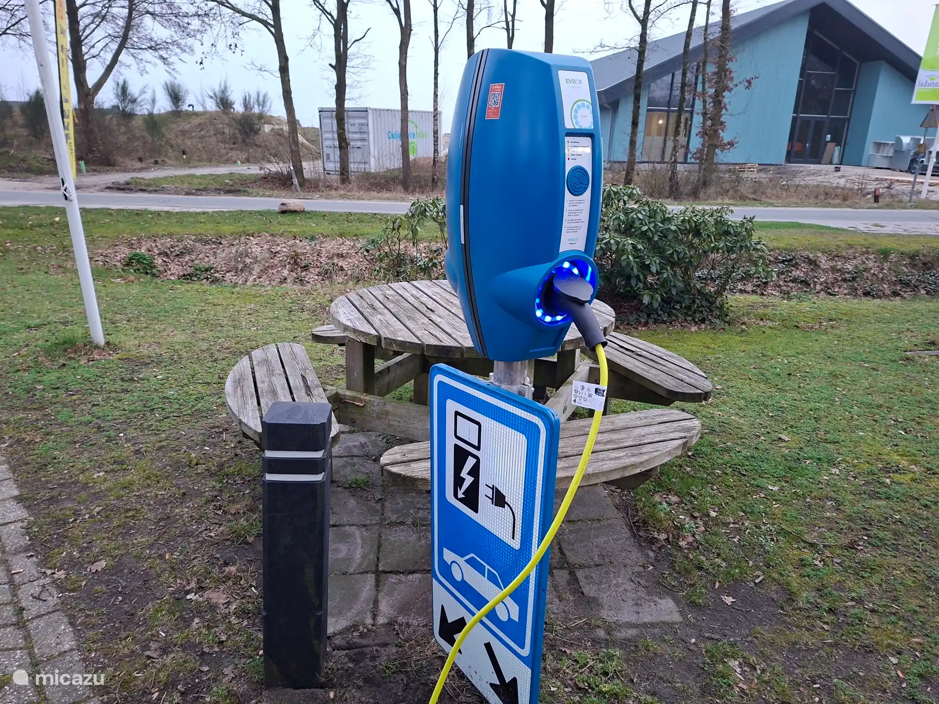Opladen van elektrische auto's kan op de centrale parkeerplaats.