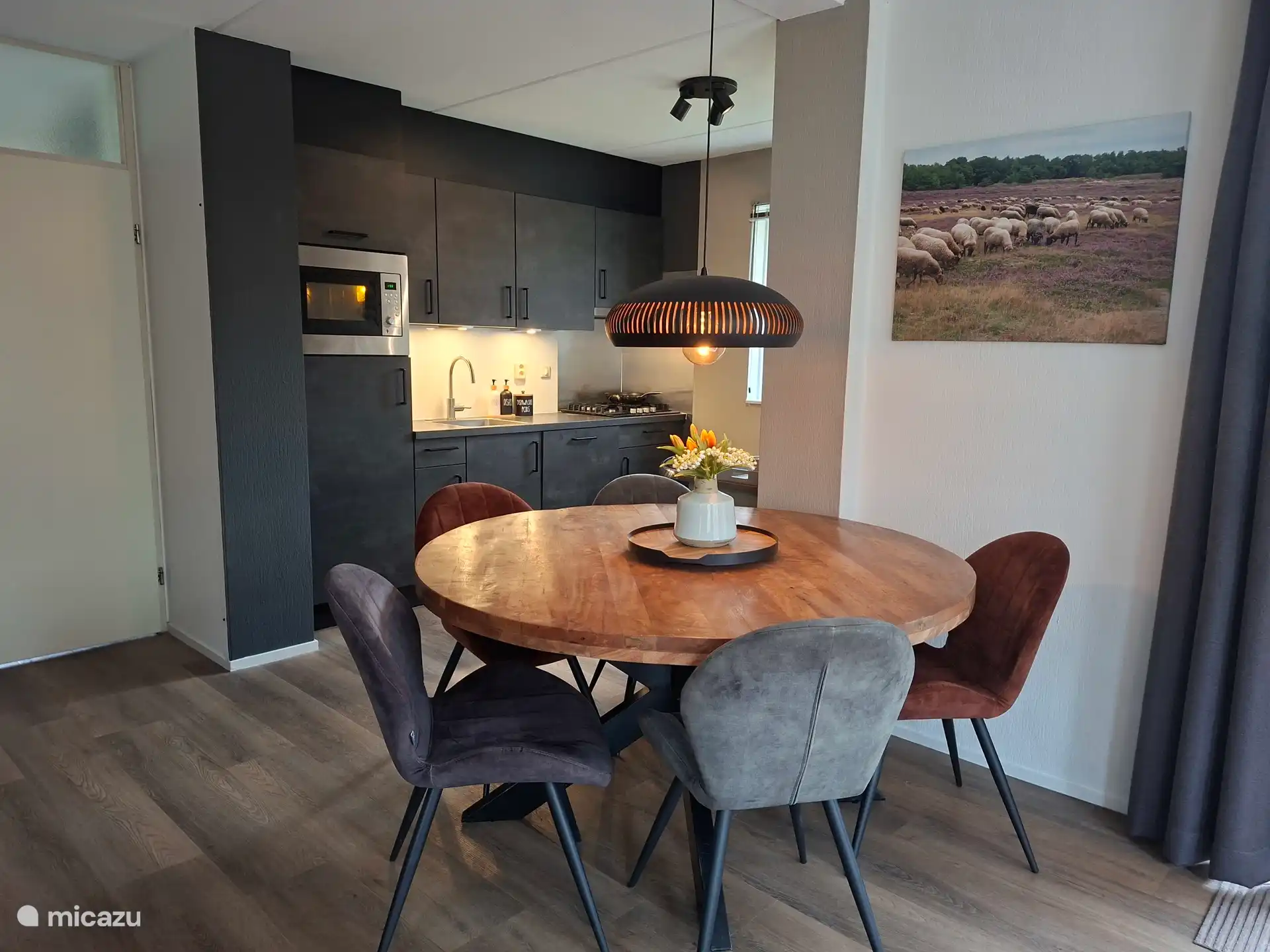 Mesa de comedor acogedora 