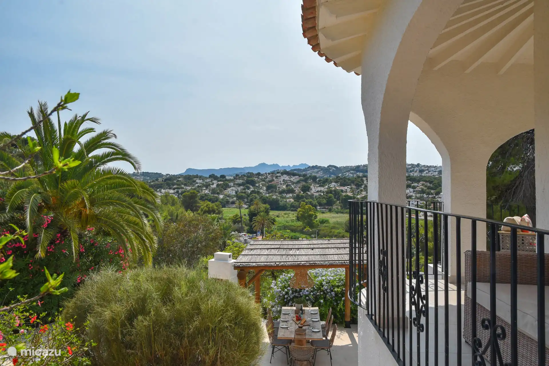 uitzicht vanaf balkon bovenhuis