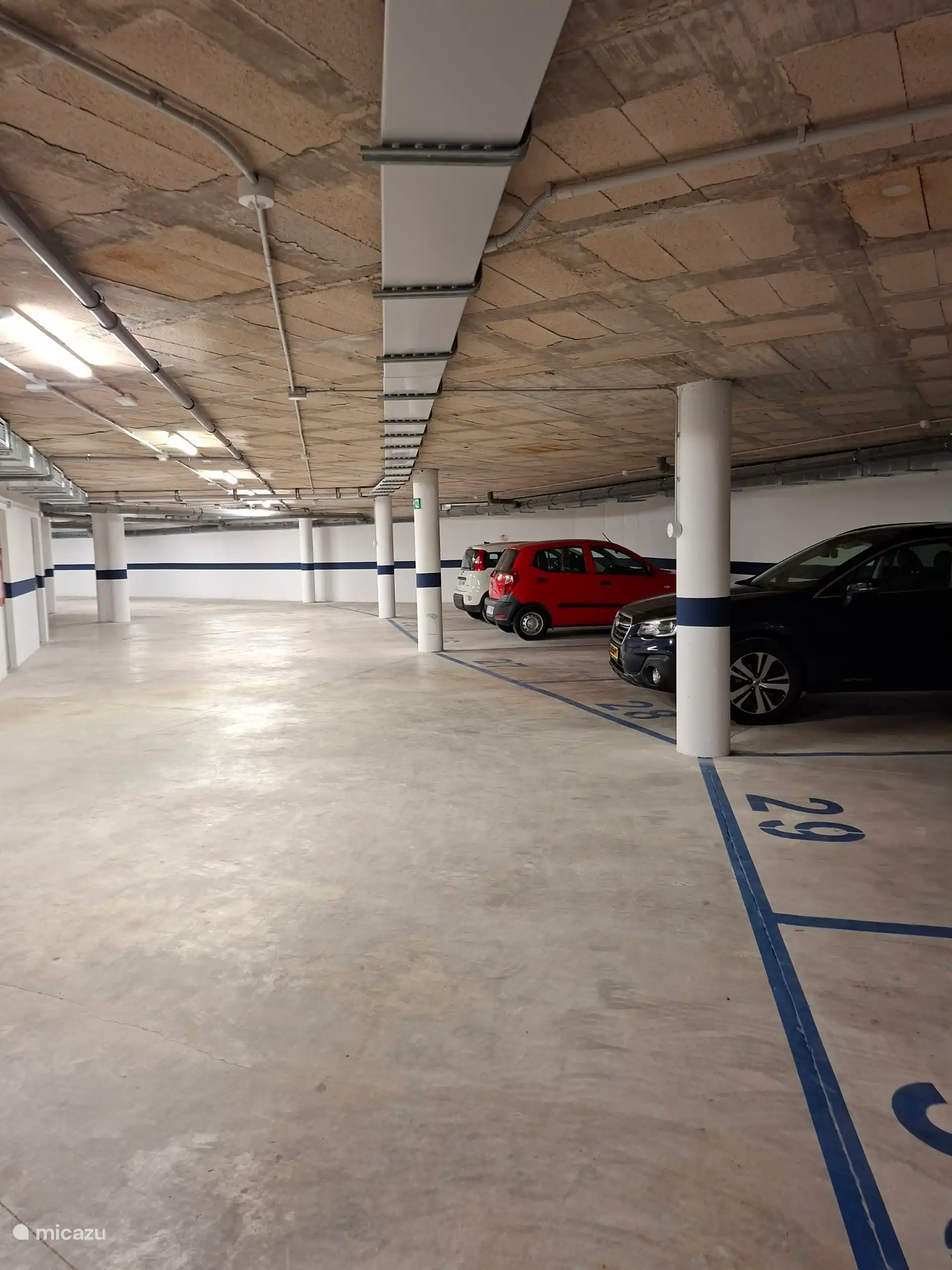 De zeer ruim bemeten private genummerde ondergrondse parkeerplaats is ter beschikking van onze huurders: geen problemen op zoek naar een zeldzaam duur parkeerplaatsje maar een veilige vaste koele stek