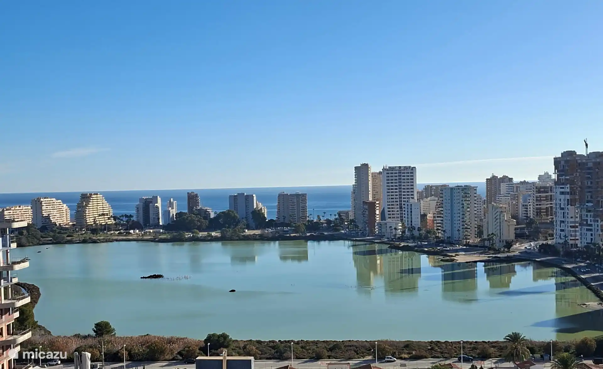 También desde la terraza se puede ver las 'Salinas', donde los flamencos tienen un lugar permanente
