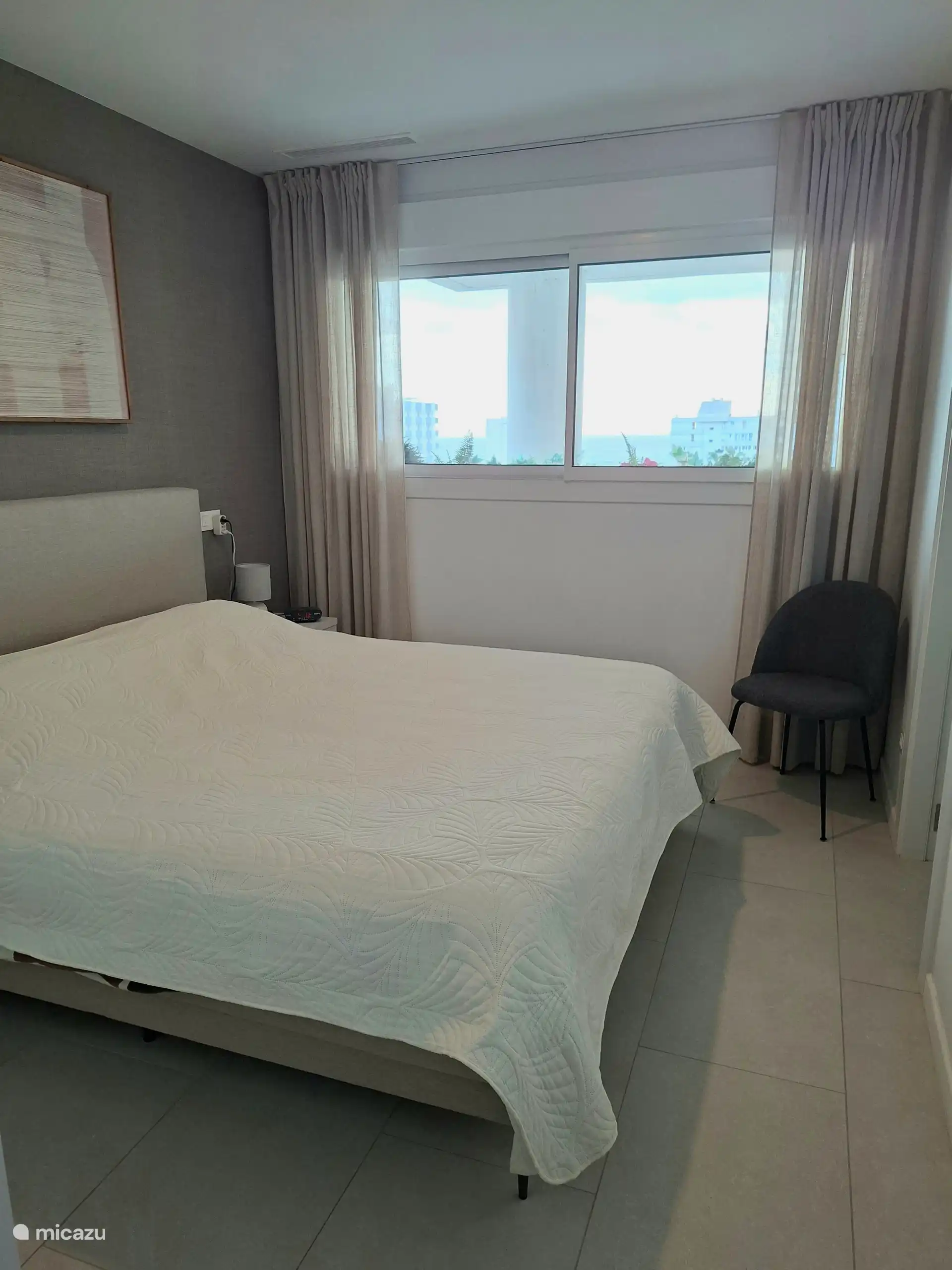 1ste slaapkamer met panoramisch zicht, voorzien van airco en rolluik