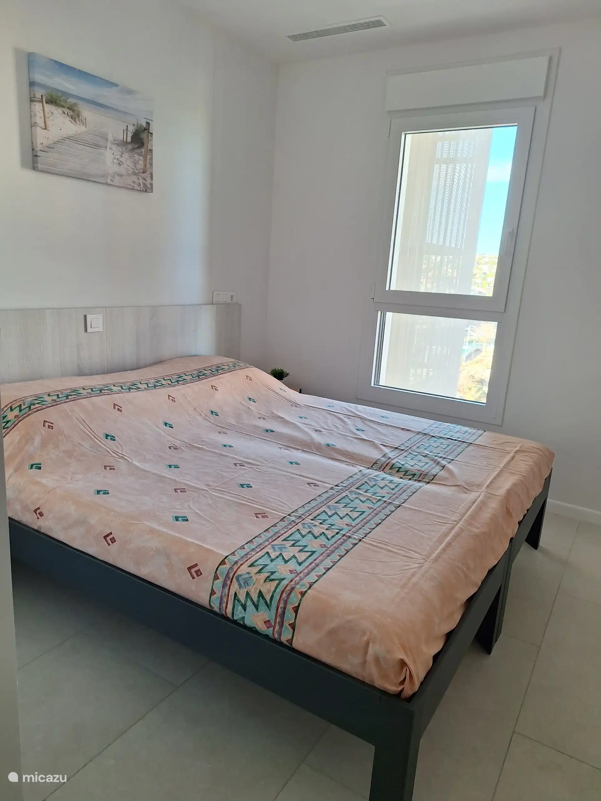 2de slaapkamer: voorzien van een rolluik die zorgt voor verduistering en geluidsdemping voor een rustiger nacht