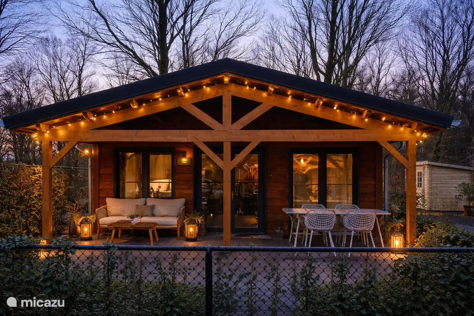 In de natuur, Nederland, Limburg, Meijel, blokhut / lodge Luxe houten boshuisje met werkkamer