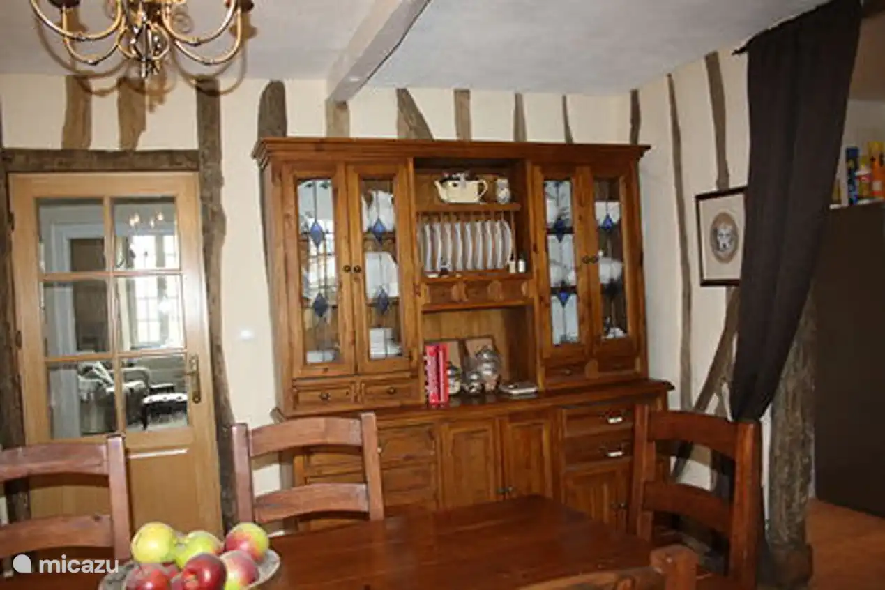 Authentieke eetkamer met open keuken 