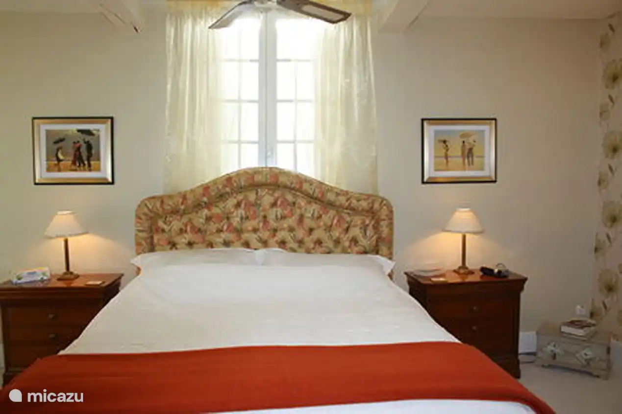 1 ste verdiep slaapkamer 2 met 2 persoons bed en airco