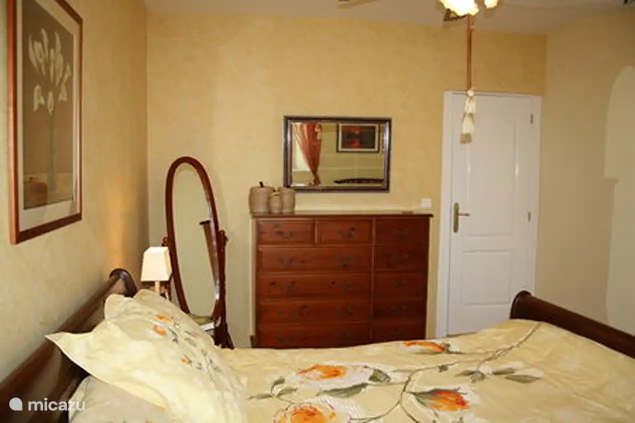 1 ste verdiep slaapkamer 1 met 2 persoonsbed en airco