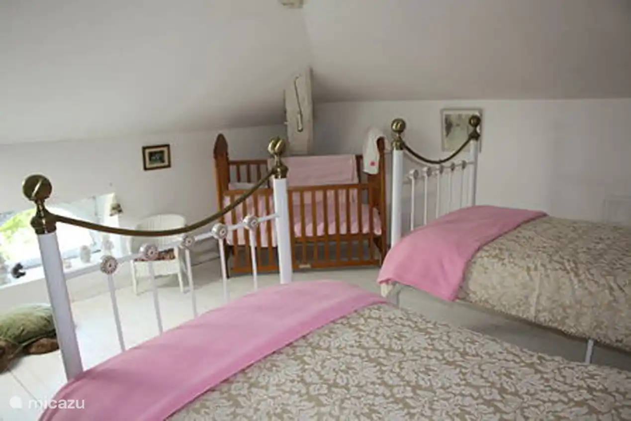 2 de verdiep slaapkamer 2 met 2 enkel bedden en airco