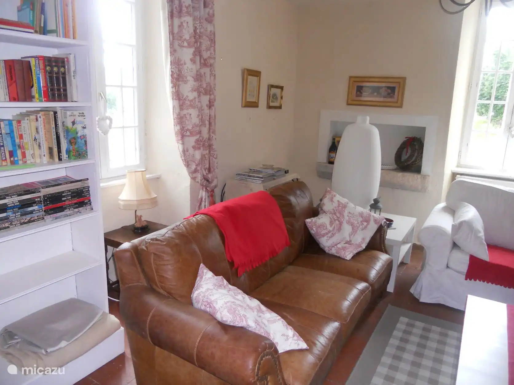 Gezellig salon met 2 zitbanken houtkachel en Smart tv 