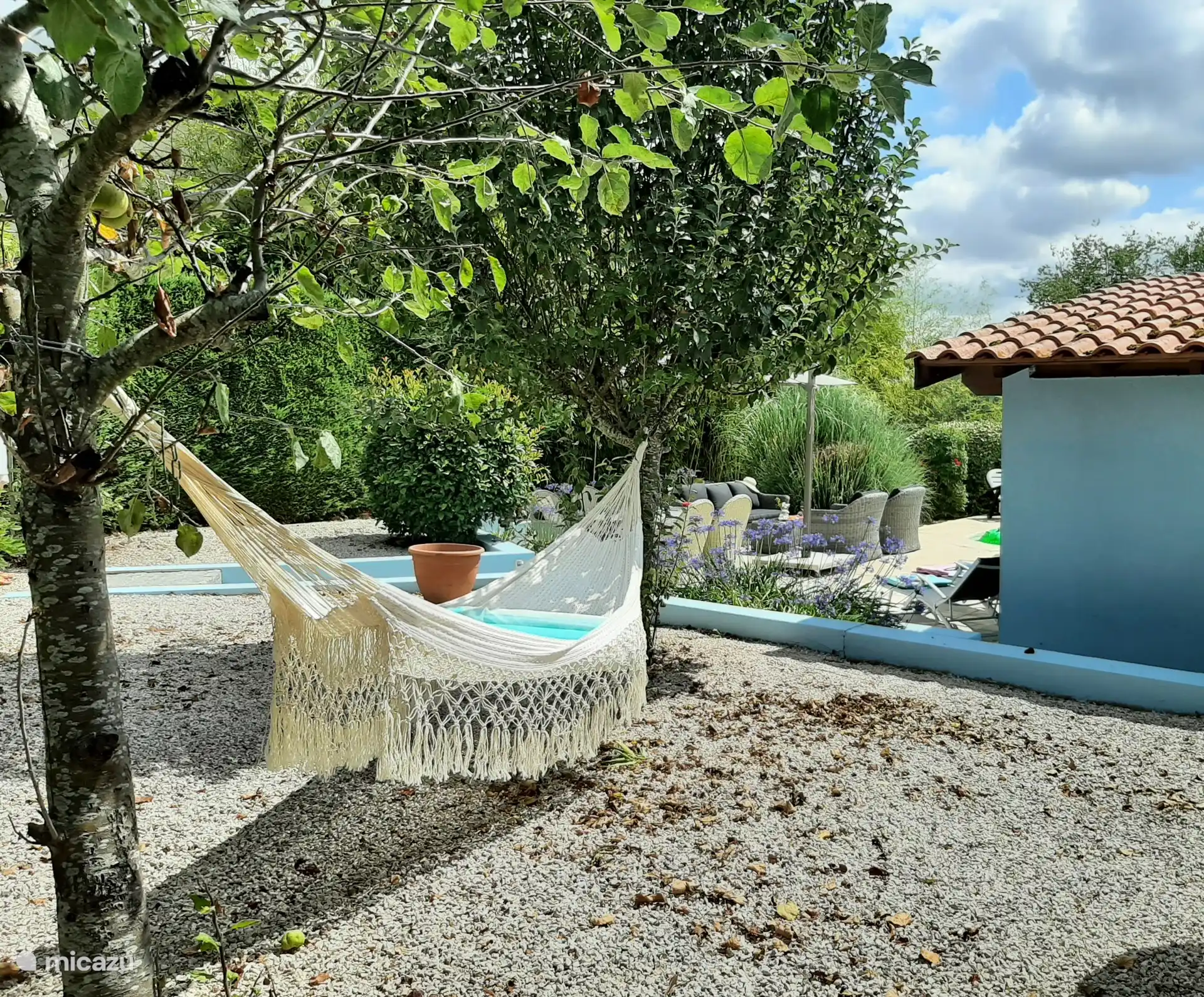 hangmat bij het zwembad