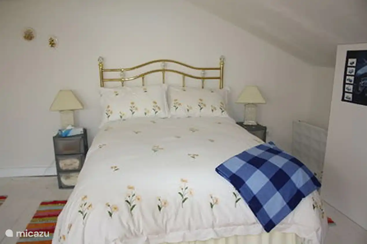 2 de verdiep slaapkamer 1 met 2 persoons bed en airco