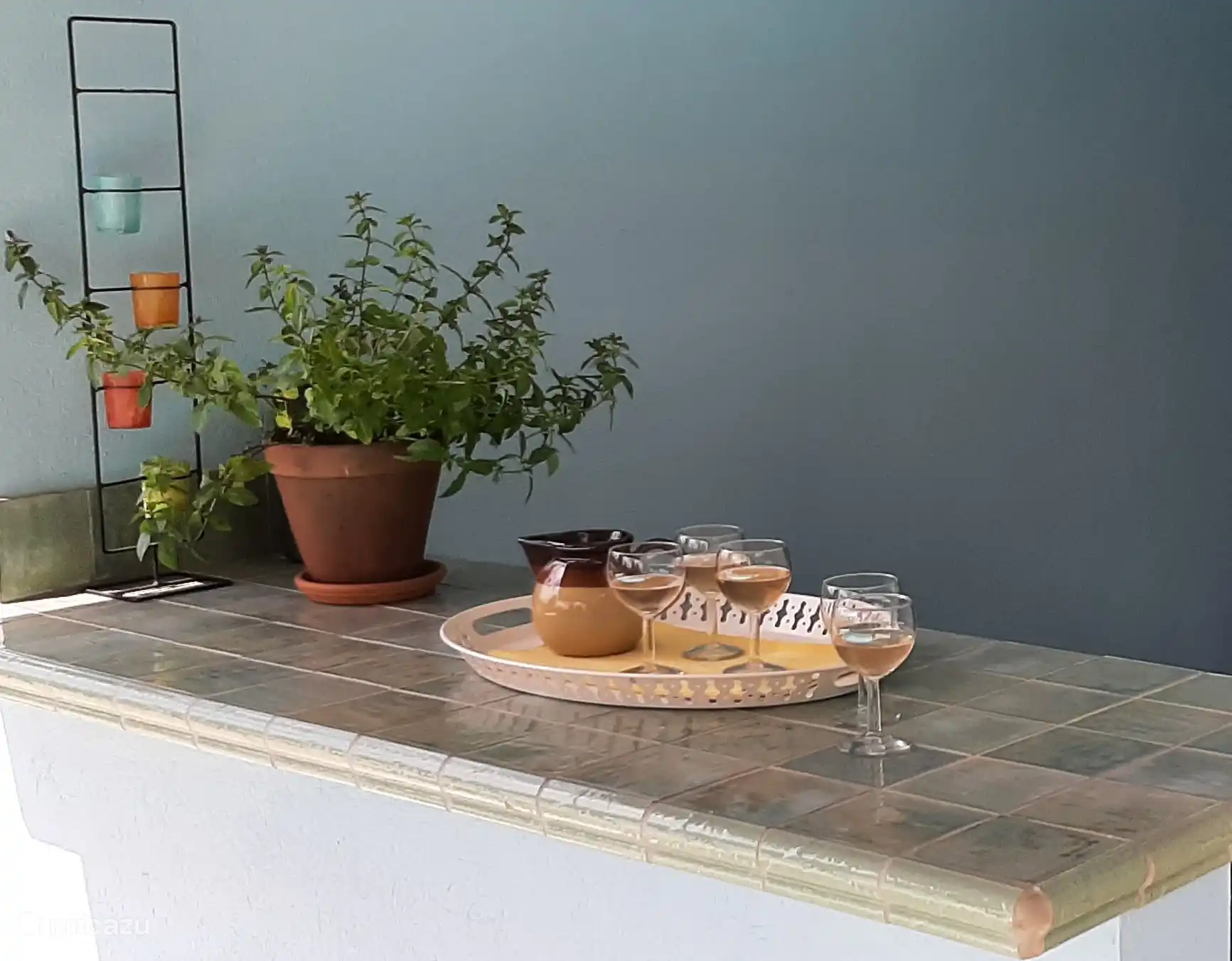 genieten van een glaasje wijn bij het zwembad