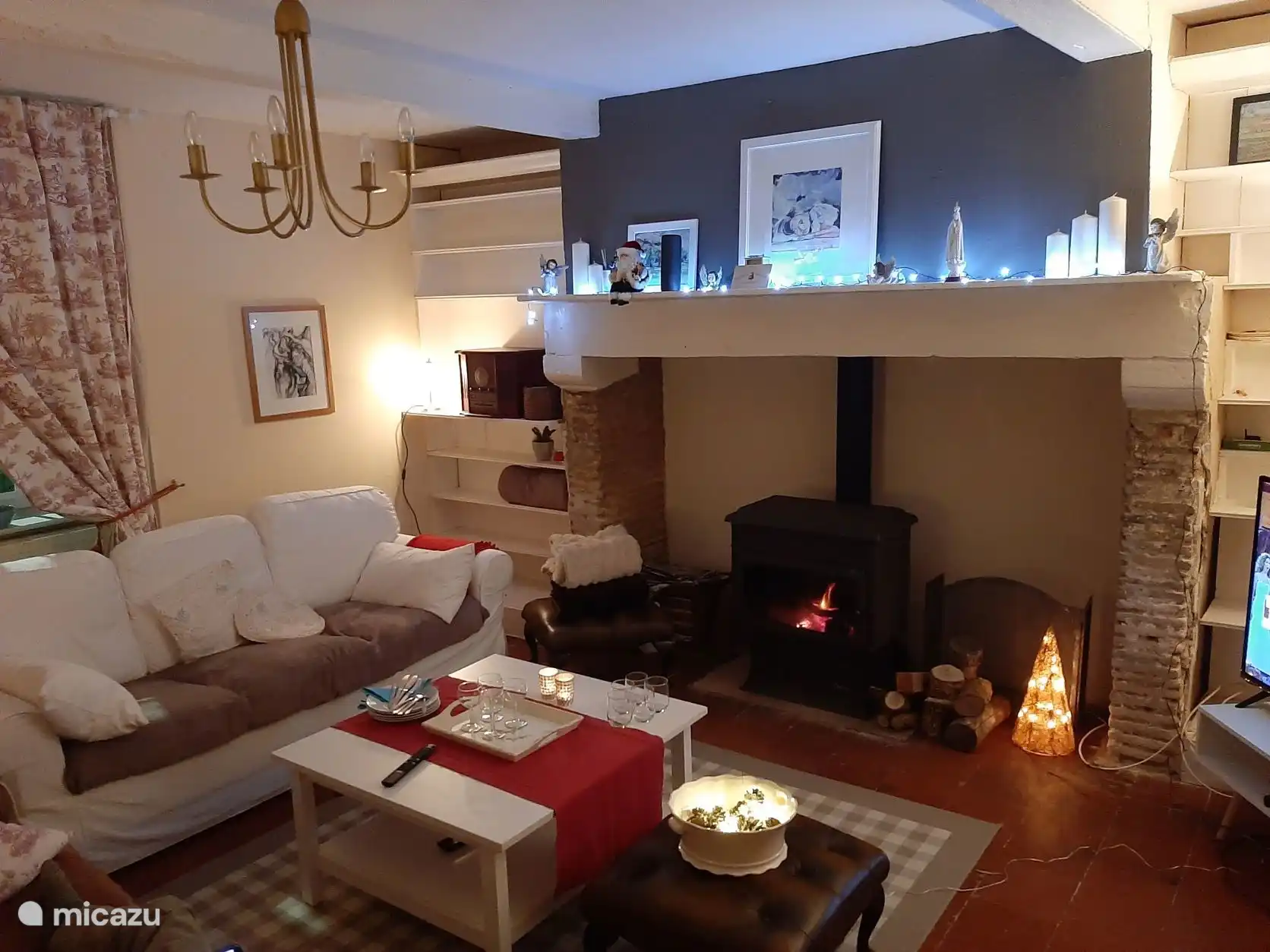 Gezellig Salon met 2 zitbanken houtkachel en smart tv 