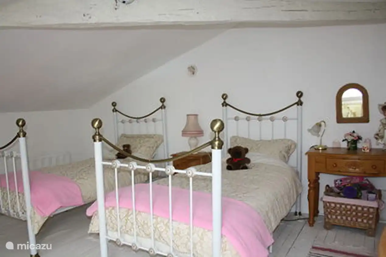 2 de verdiep slaapkamer 2 met 2 enkel bedden en airco