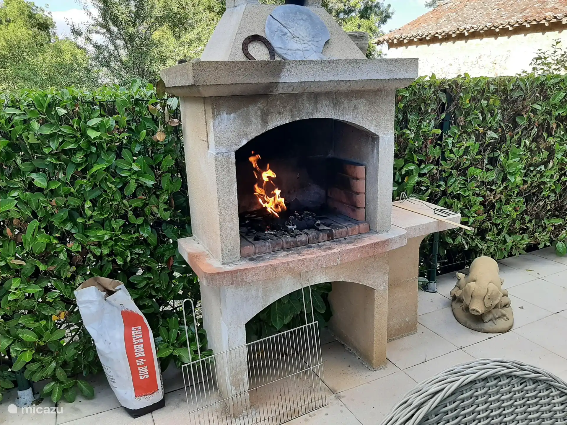 Barbecue bij keuken terras 