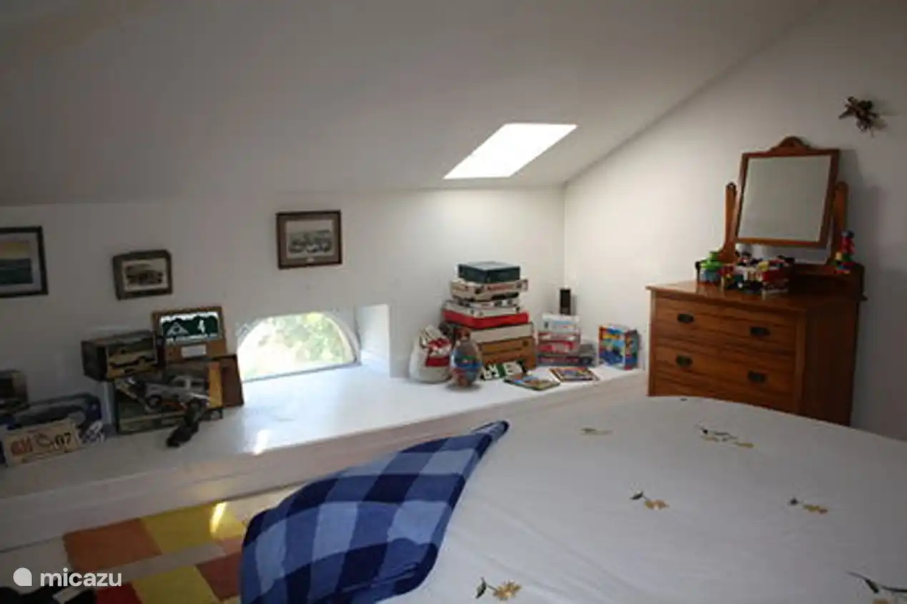 2 de verdiep slaapkamer 1 met 2 persoons bed en airco