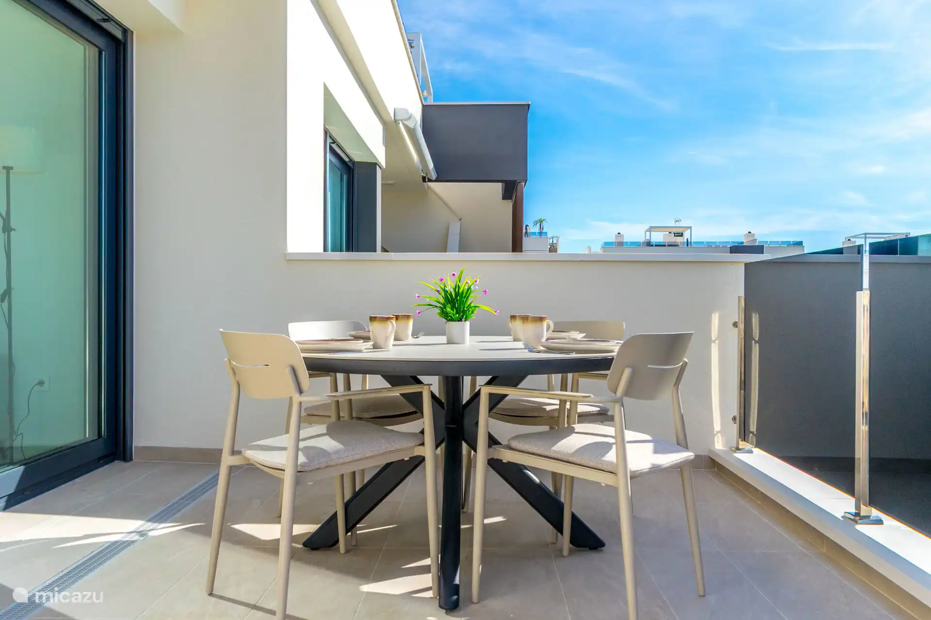 Coin sur la terrasse à côté du salon 