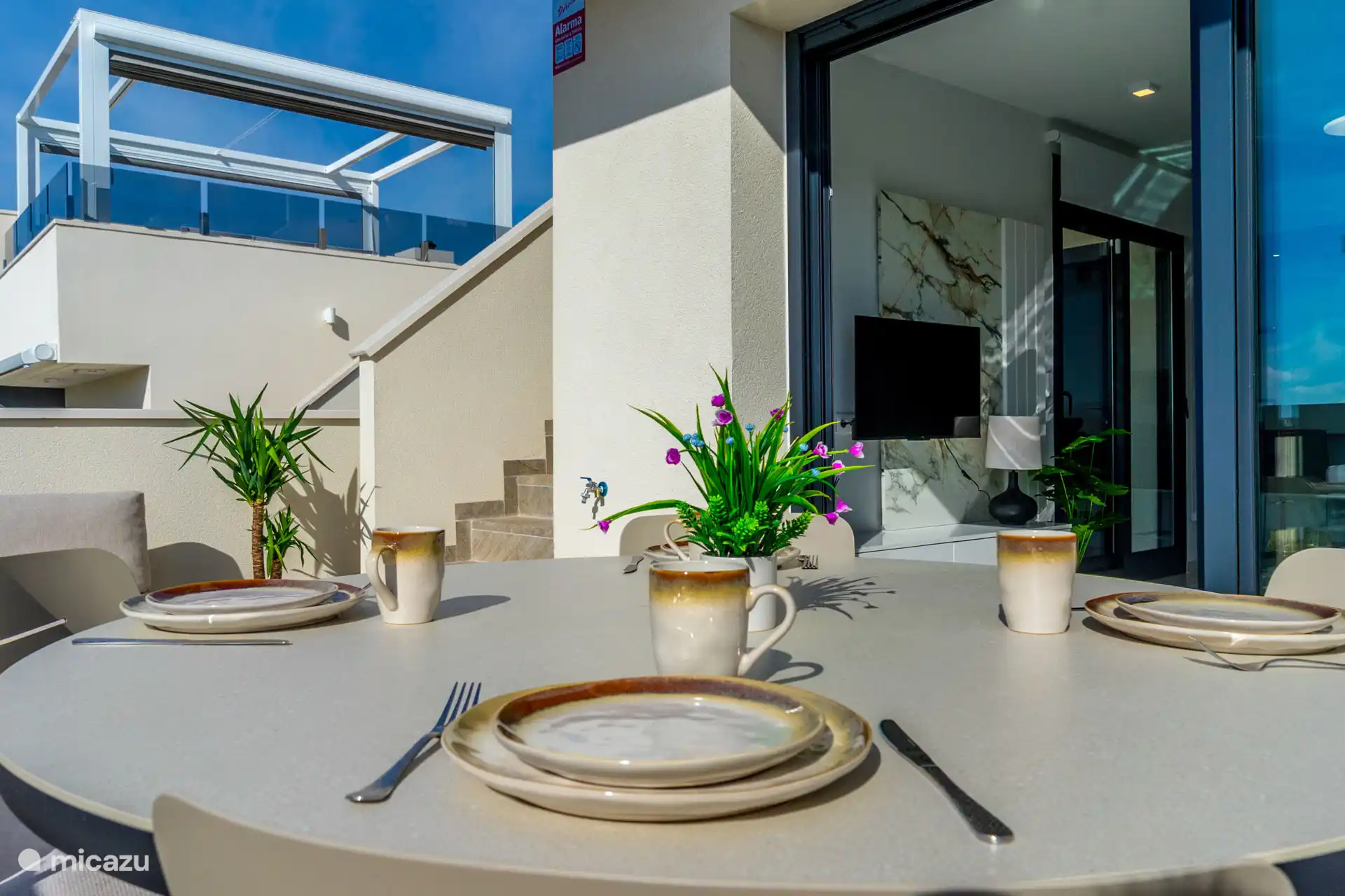 Vue sur la terrasse d’angle de l’atmosphère au salon 