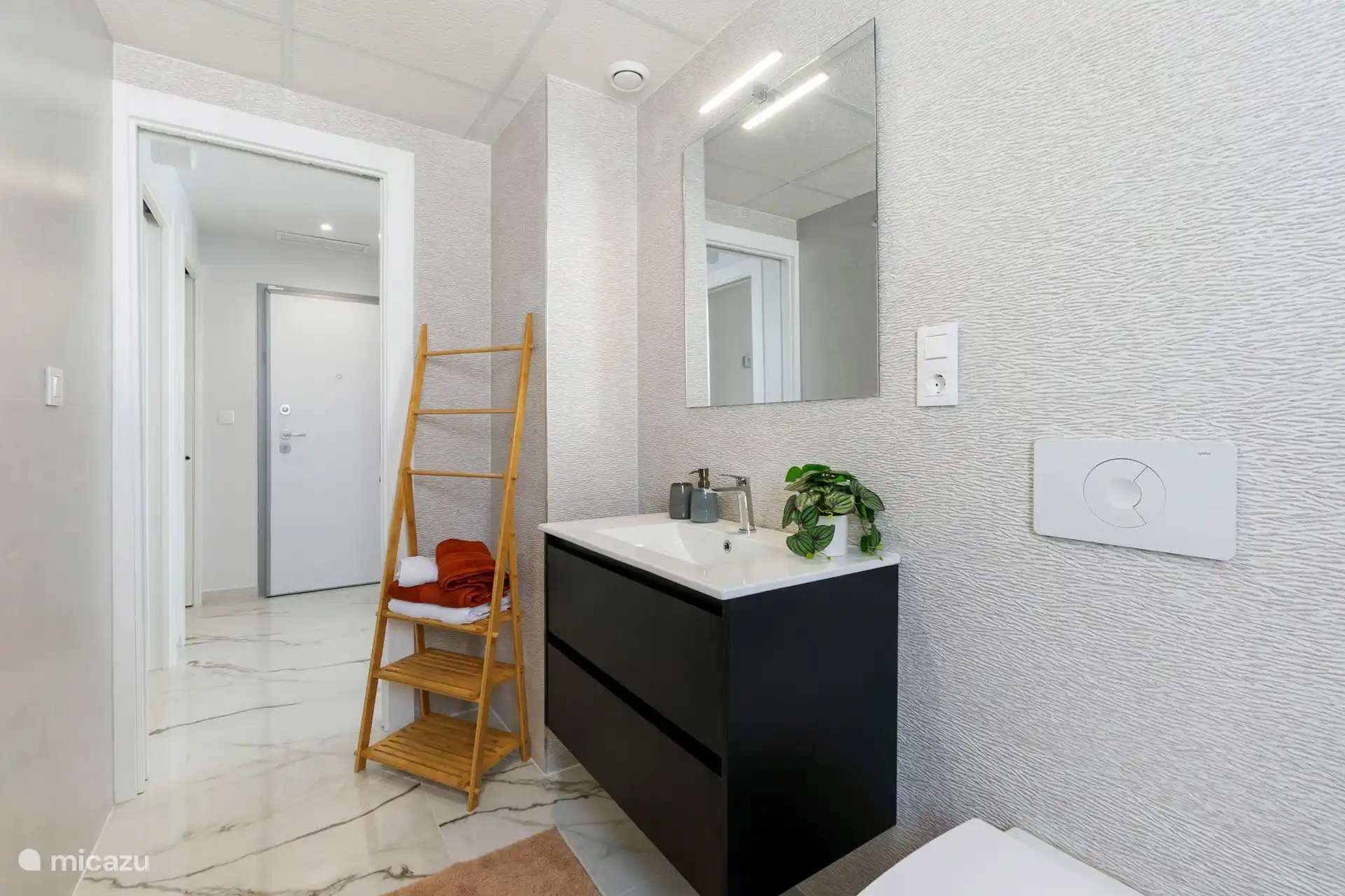 Salle de bain appartenant à la chambre 2
