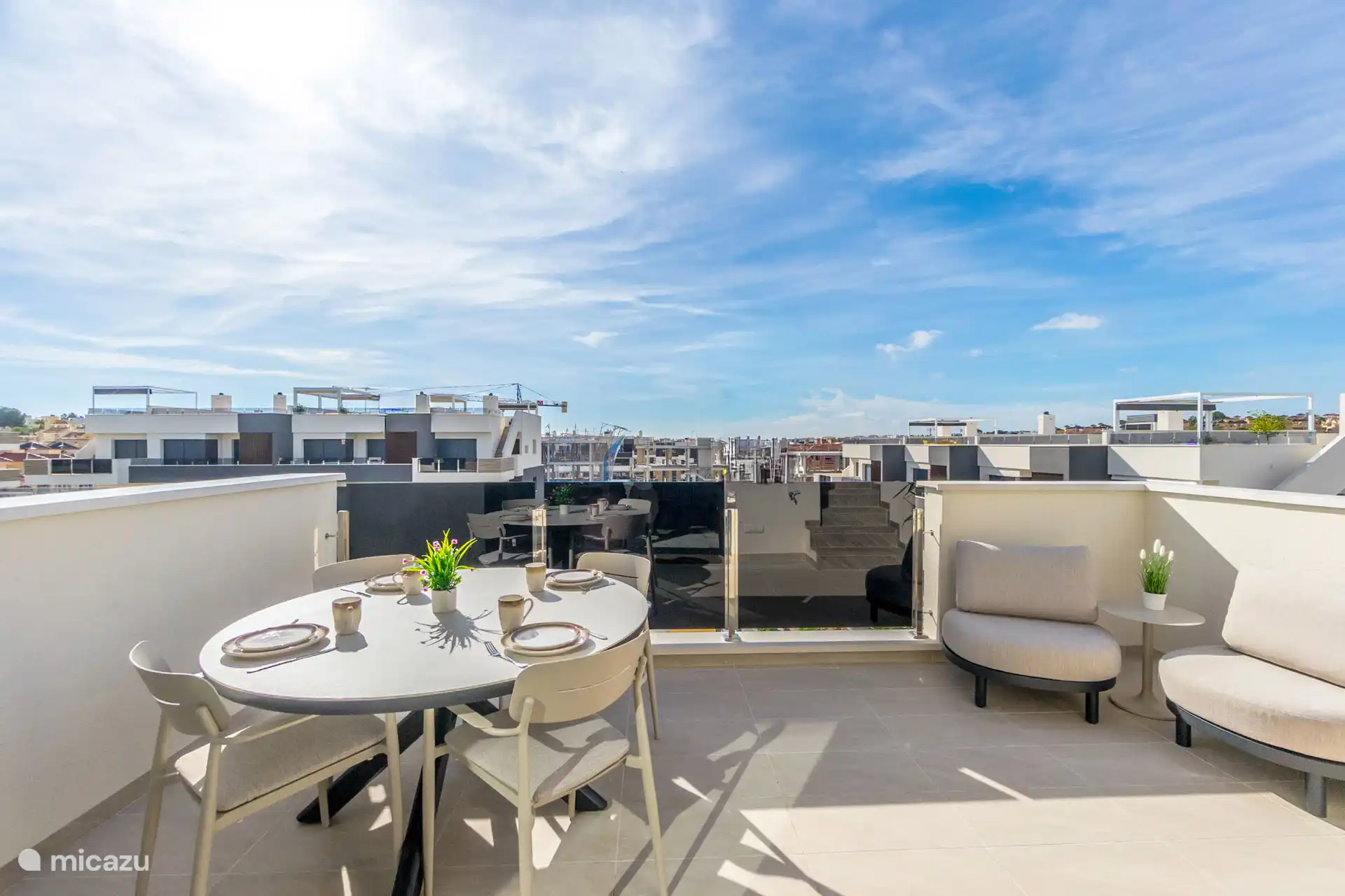 Vue depuis le salon sur la terrasse 