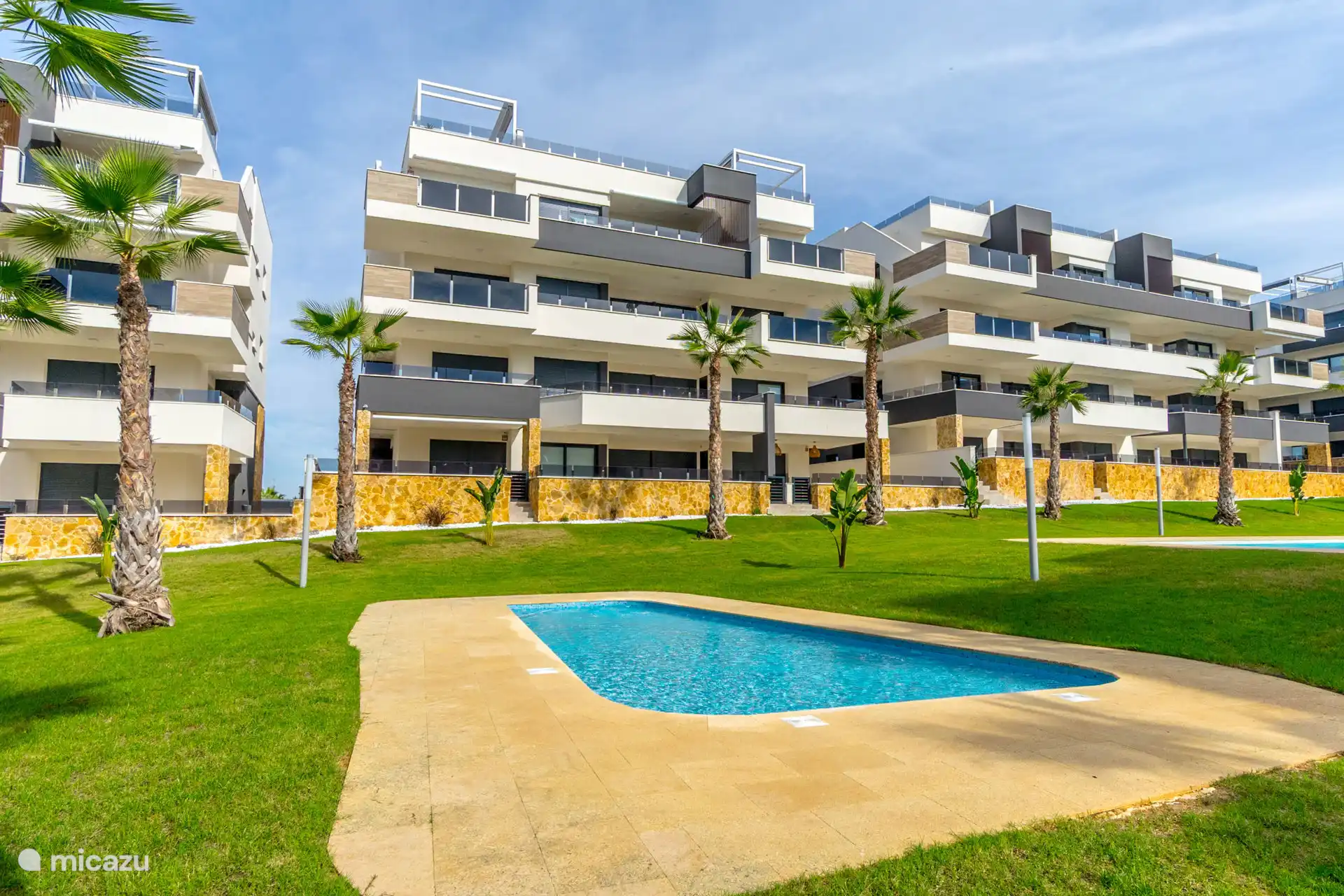 Piscine pour enfants donnant sur le penthouse 