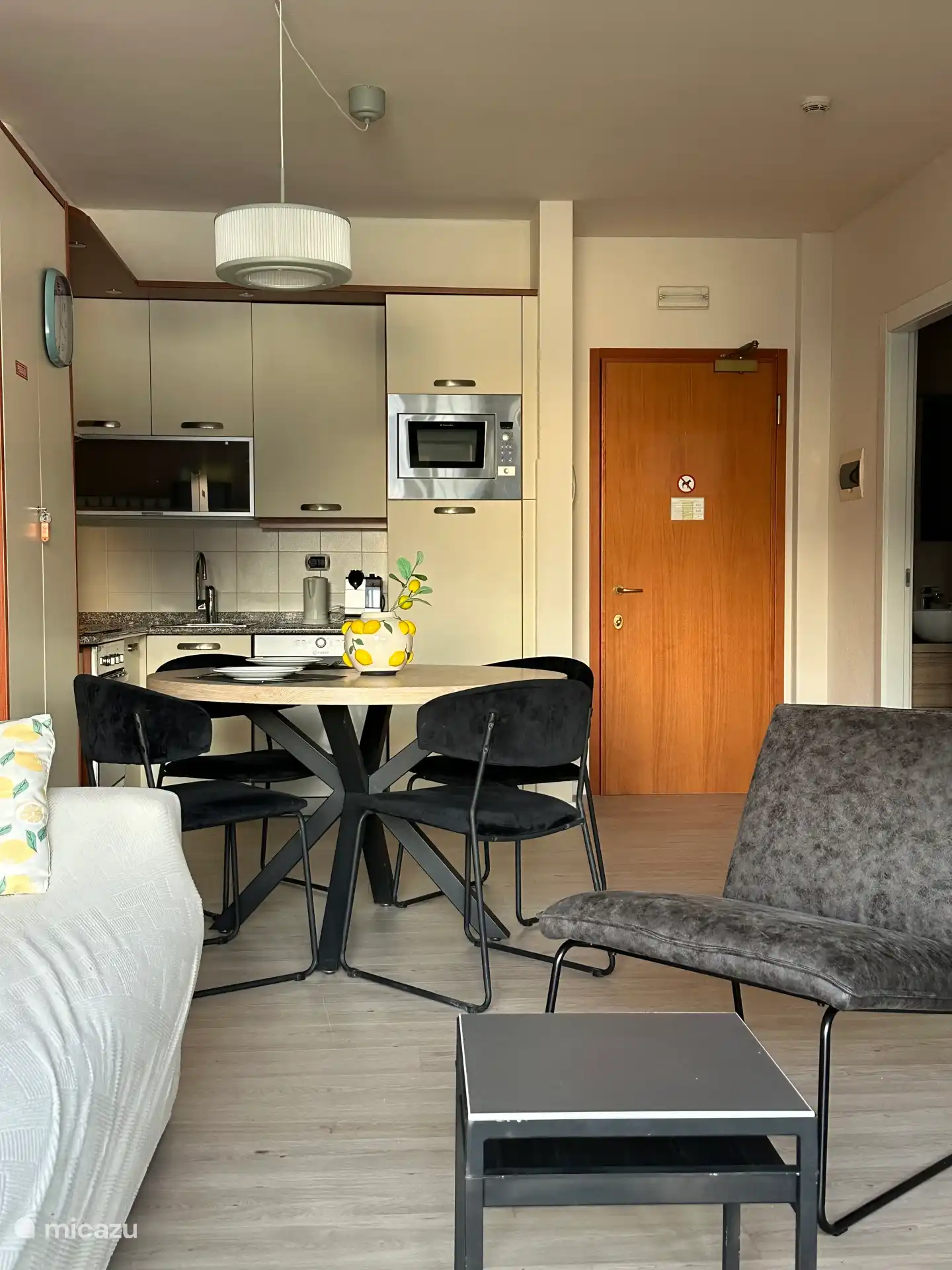 Cuisine avec table à manger.