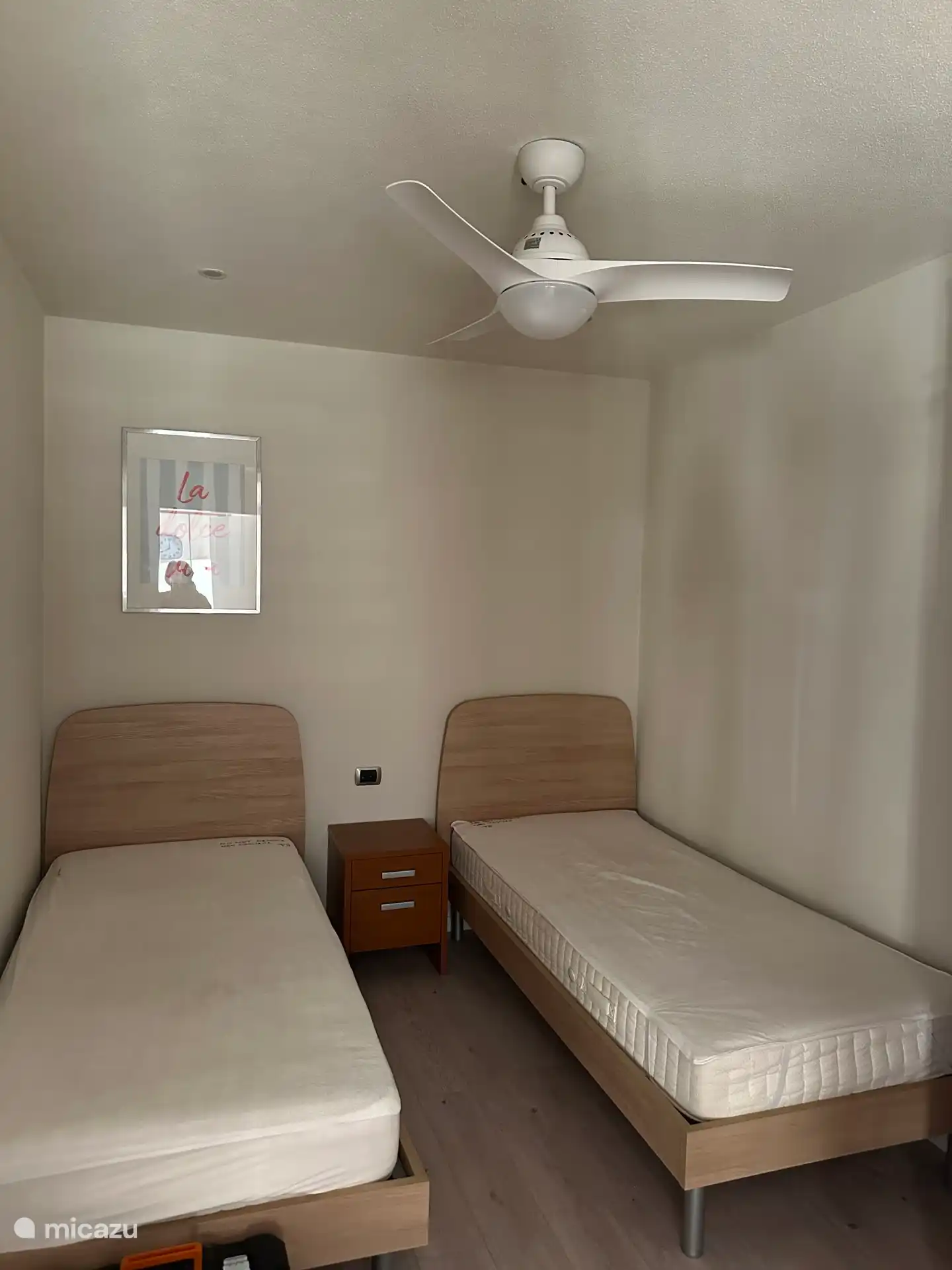 Chambre 2 avec 2 lits simples avec armoire.