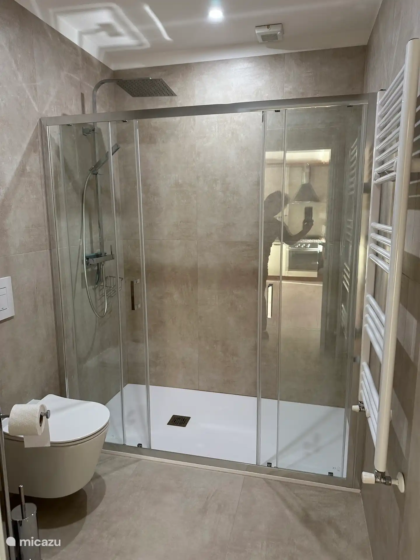 Toilettes et grande douche à italienne avec pluie et douche à main.