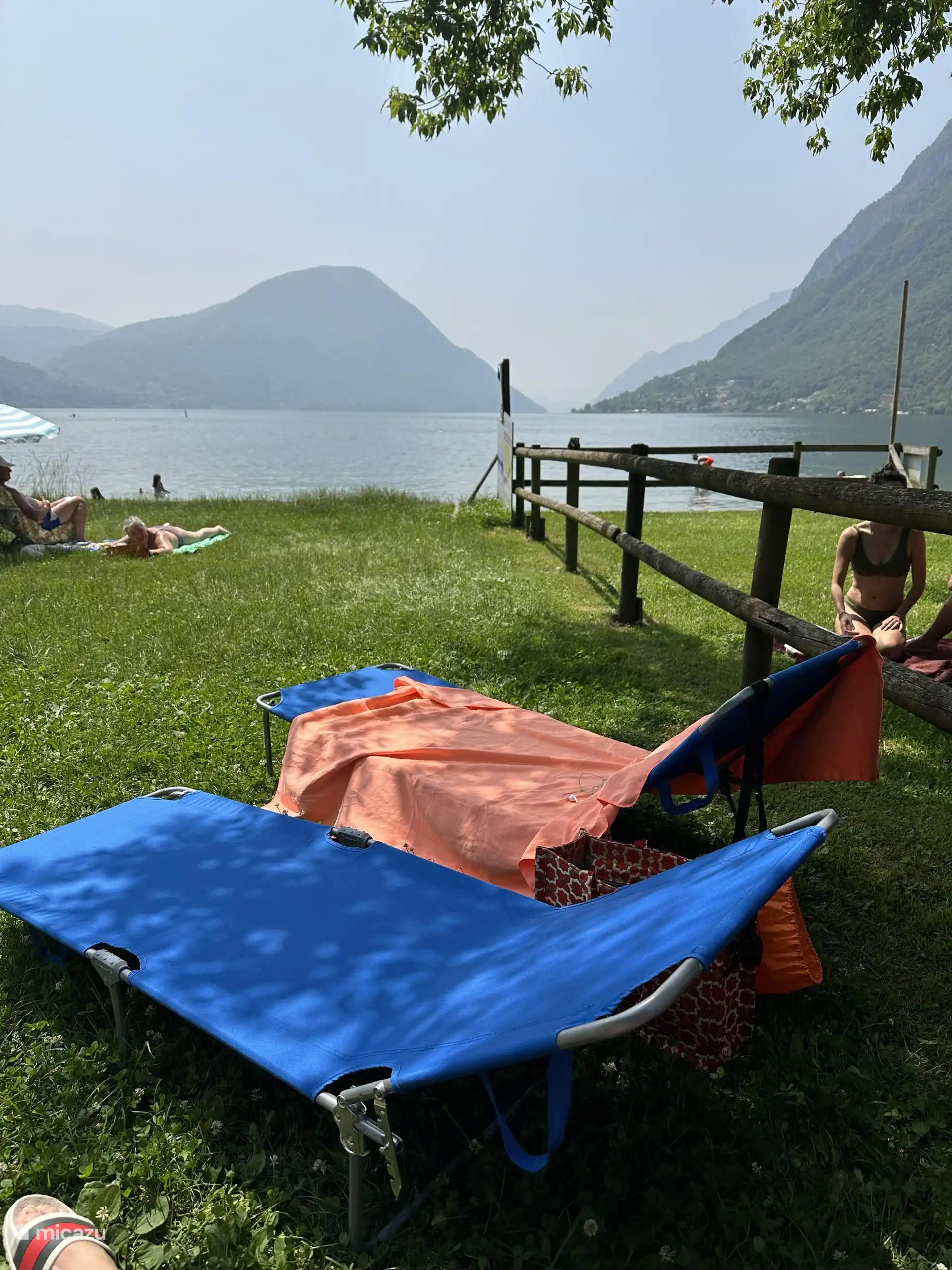 Openbaar strand heerlijk onder de bomen met natuurlijke schaduw