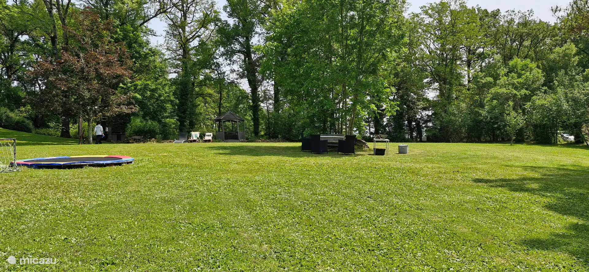 Badmintonveldje, trampoline, voetbalveldje, volleybalveldje, vijver, zonneweide.