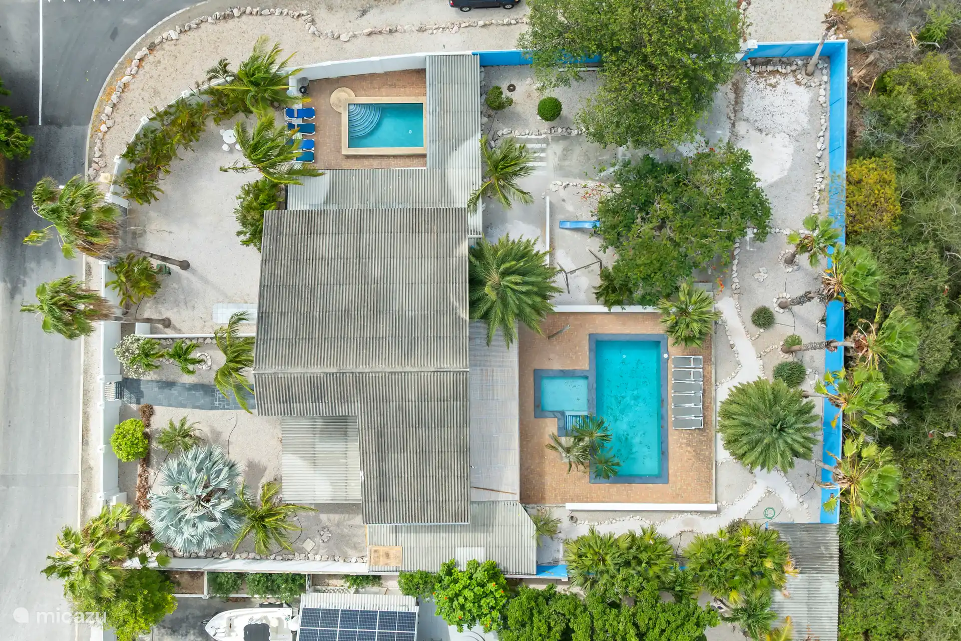 Leuk weetje: Met een groter gezelschap? Huur de naastgelegen villa erbij! Zo is er plek voor 18 gasten en een handige doorgang om samen van beide huizen te genieten.