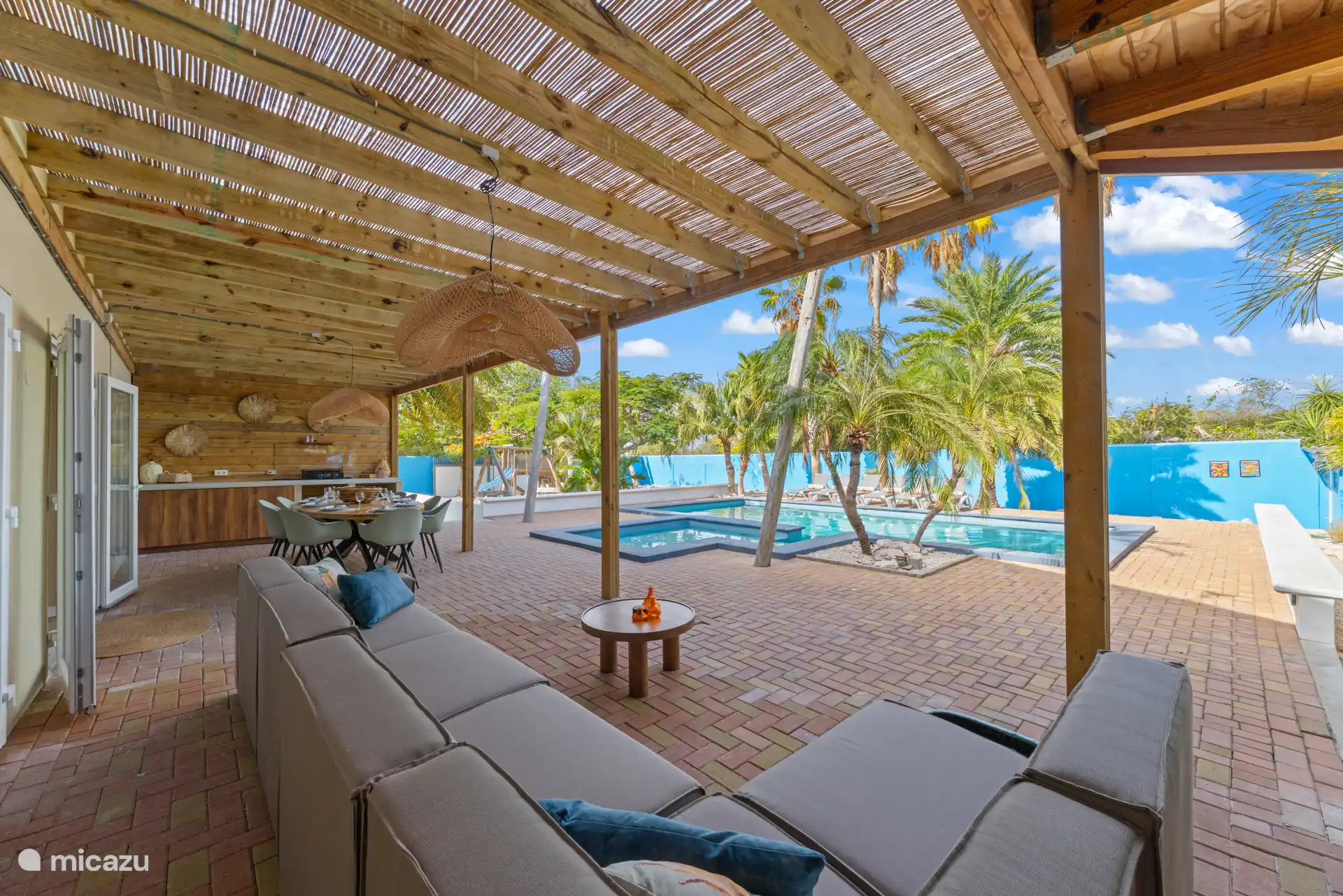 Buitenruimte – Zithoek & Eettafel
Ruim terras met comfortabele zithoek en grote eettafel, perfect om te relaxen, te dineren of te genieten van de zon en frisse wind. 