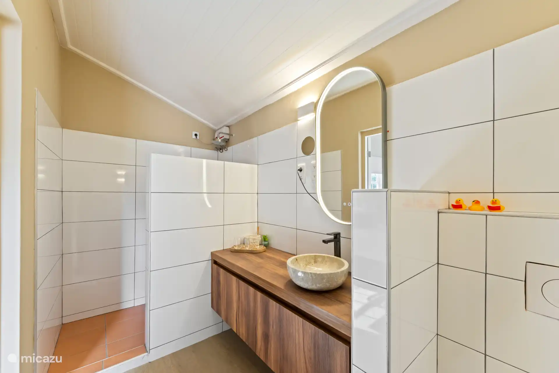 Badkamer en suite – Slaapkamer 3
Privébadkamer direct verbonden met slaapkamer 3, compleet met douche, wastafel en toilet voor optimaal gemak en comfort. 