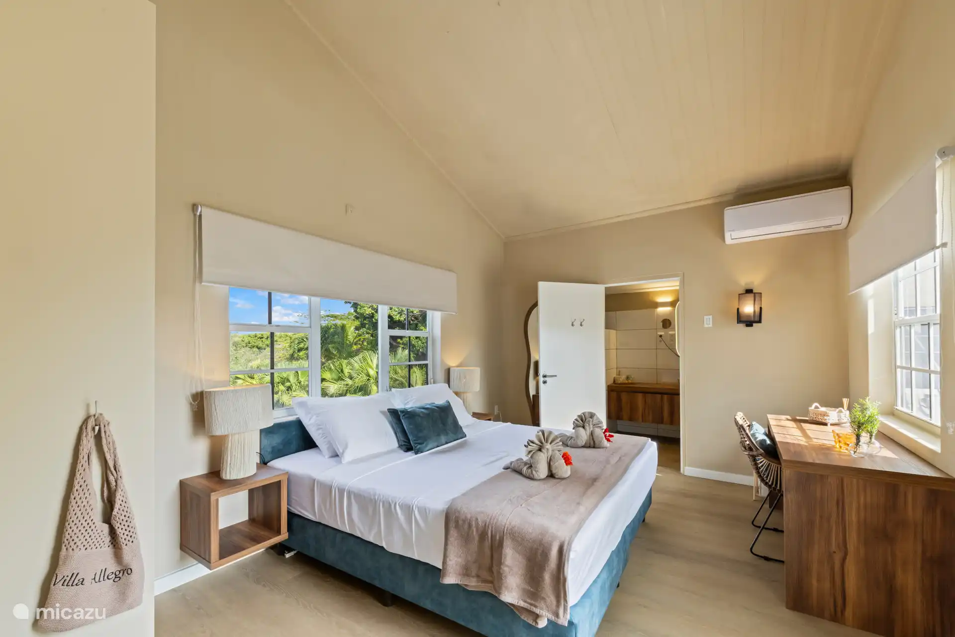 Ruim en licht, met comfortabele bedden en airco voor een ontspannen verblijf. 