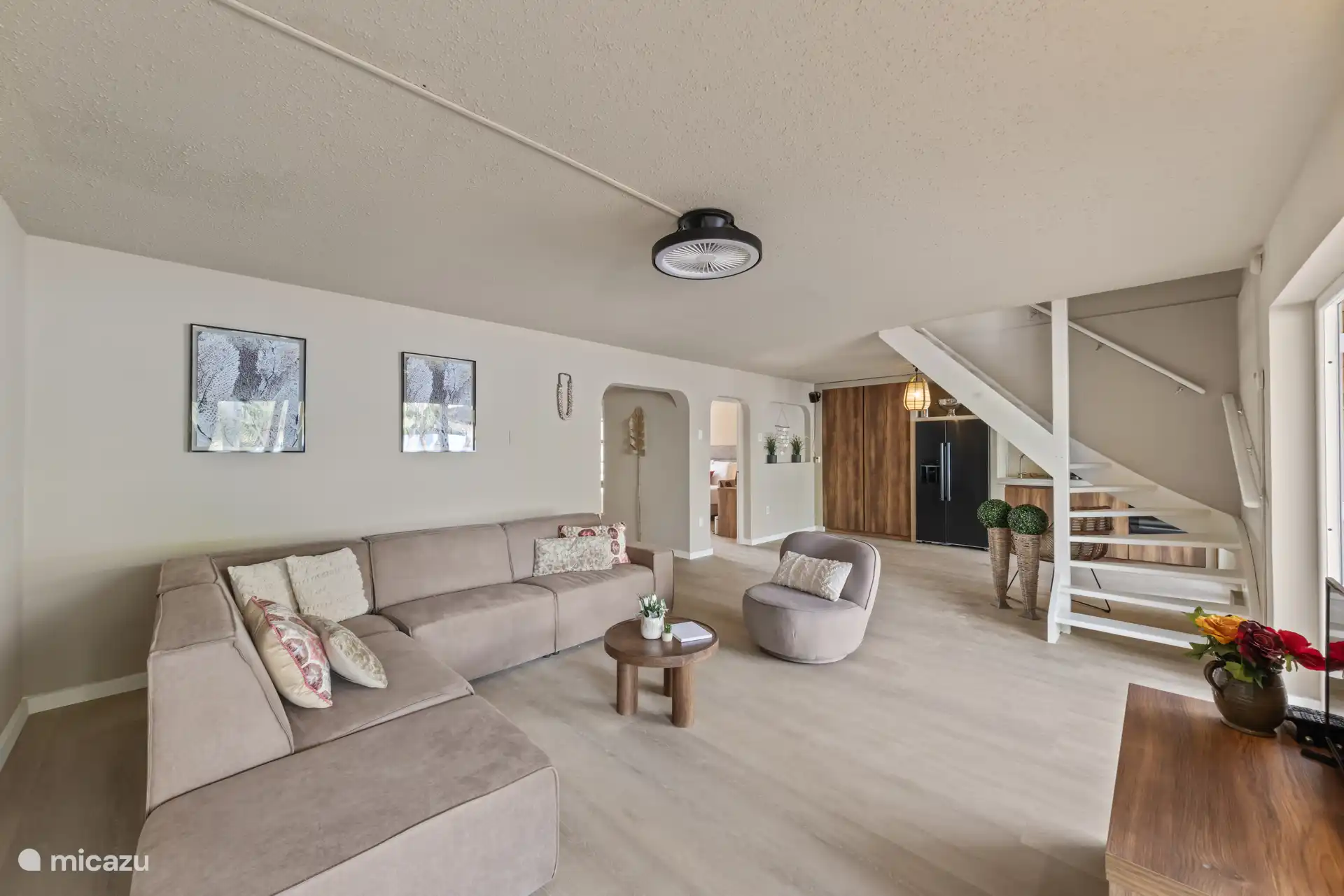 Ruime woonkamer met een comfortabele hoekbank, waar je na een zonnige dag in Curaçao lekker kunt loungen en genieten van het eilandgevoel. 