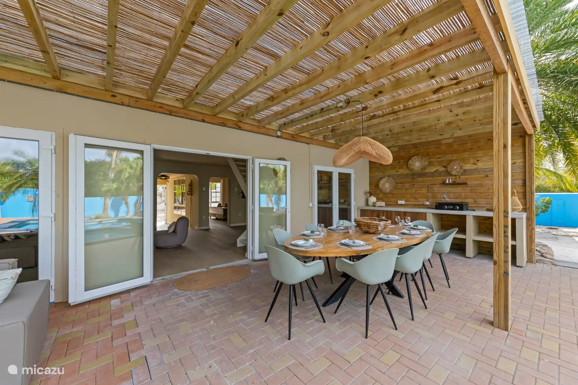 Buitenruimte – Eettafel & Buitenkeuken
Gezellige eettafel met compleet buitenkeukentje, ideaal voor een barbecue of een relaxte maaltijd in de zon. 