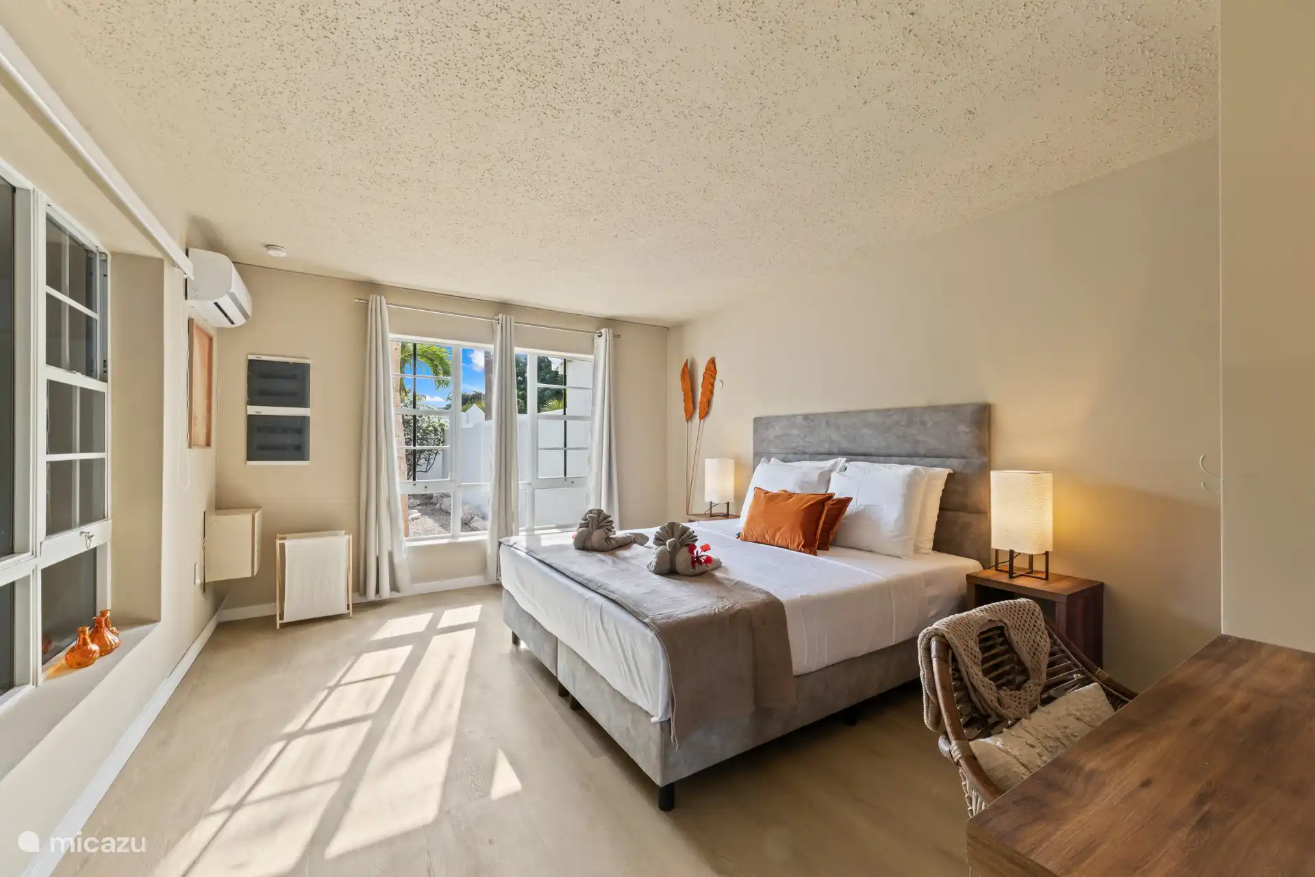 Lekker slapen op de begane grond! Airco, comfy bed en snel bij de woonkamer. Klaar voor een nieuwe dag vol zon en plezier! 