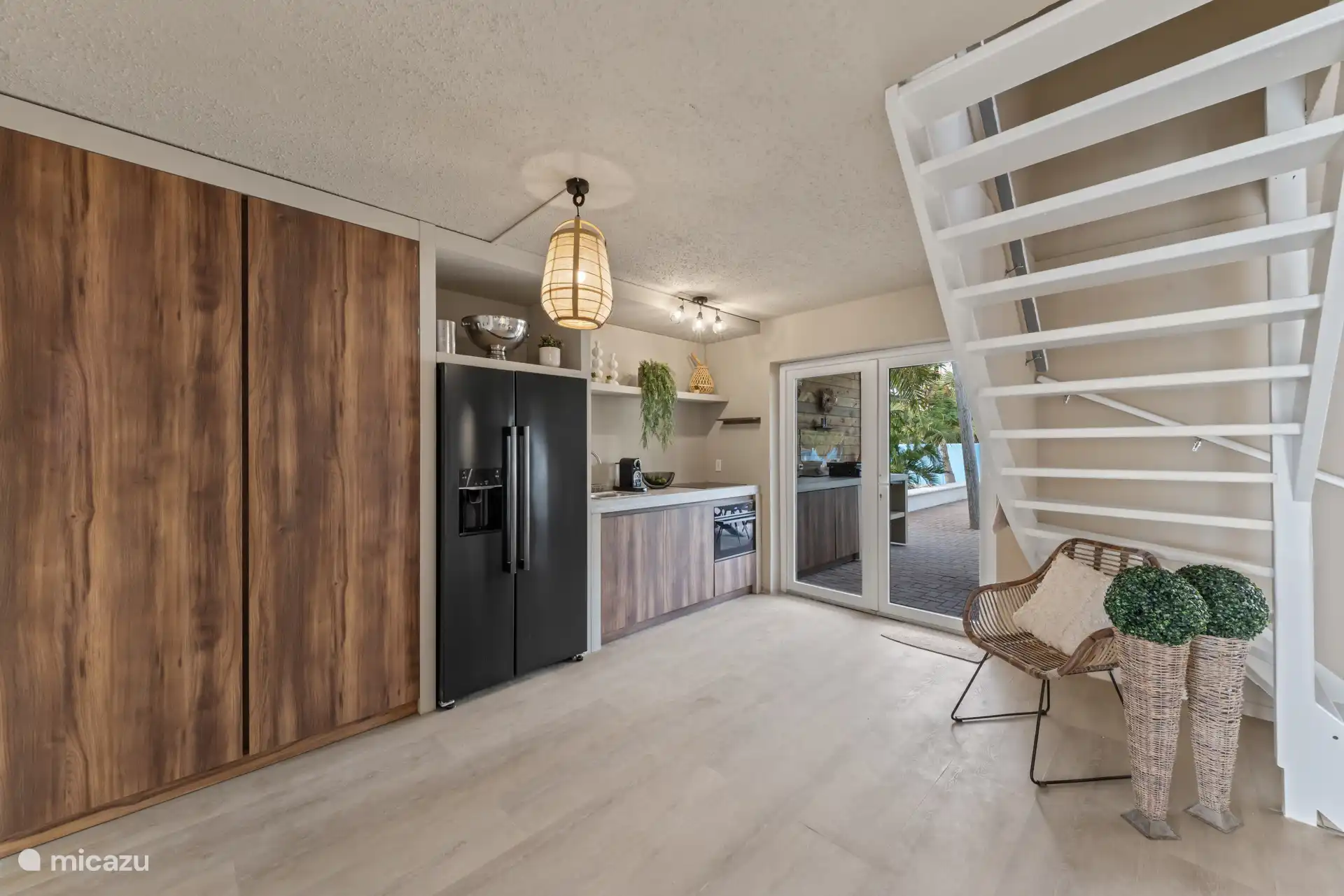 Open keuken – Alles binnen handbereik
Moderne open keuken, volledig uitgerust met alles wat je nodig hebt om heerlijke maaltijden te bereiden, van koken tot serveren. 