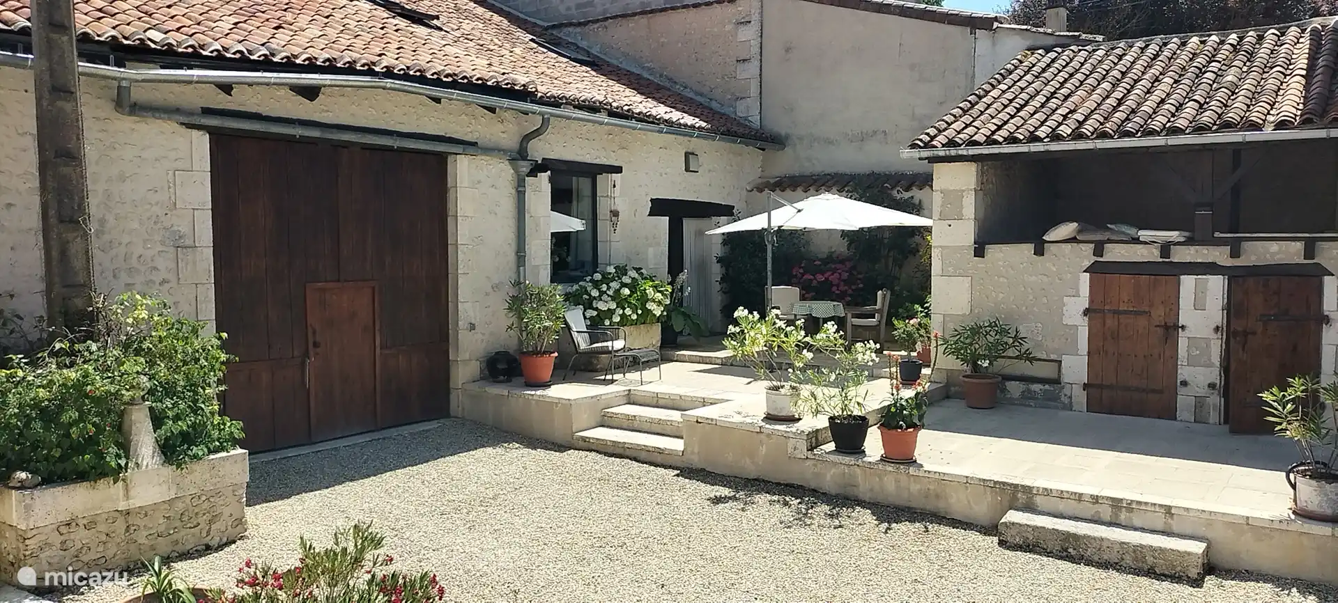 de gite met eigen terras, zitje en parasol