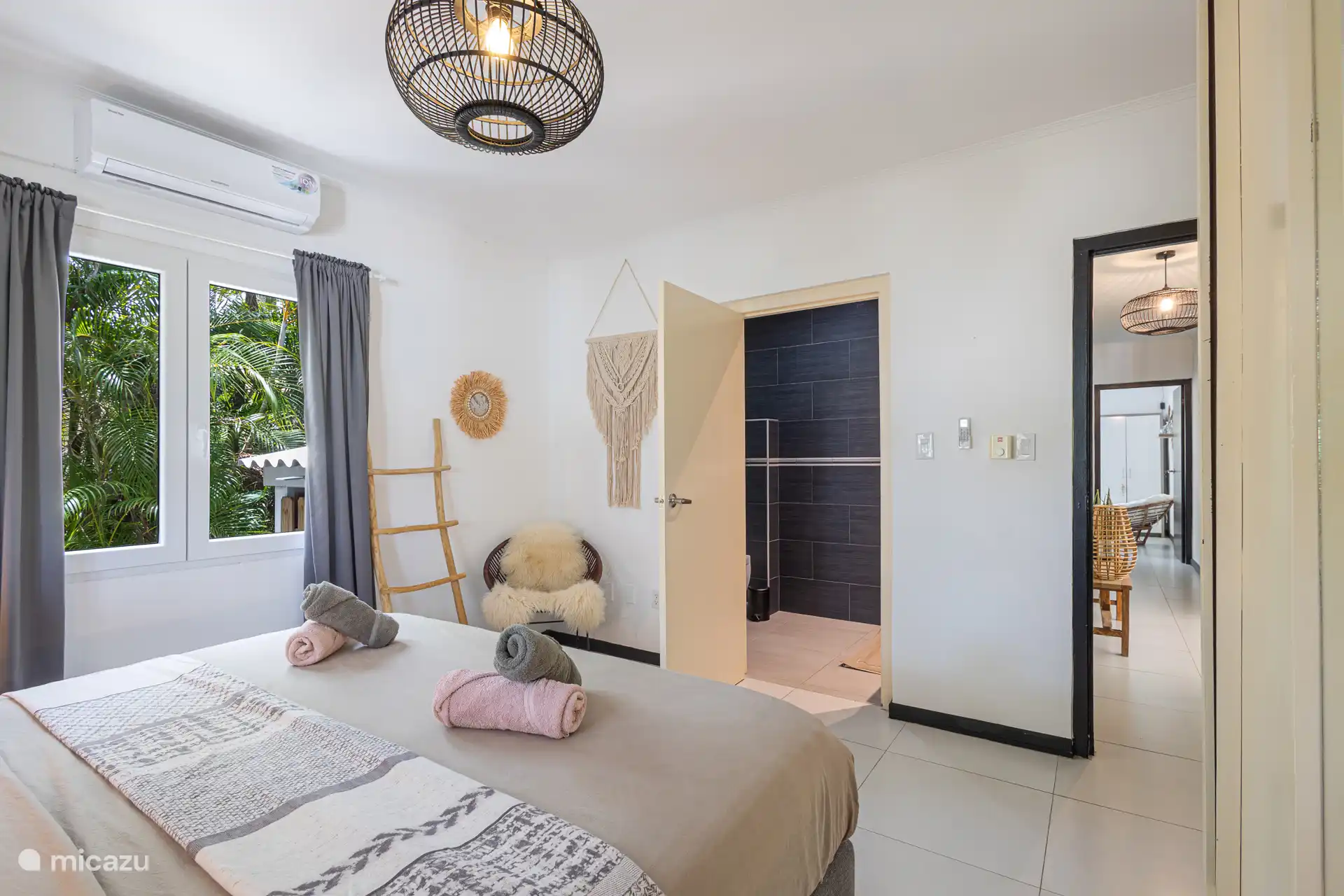 Dormitorio principal con baño 