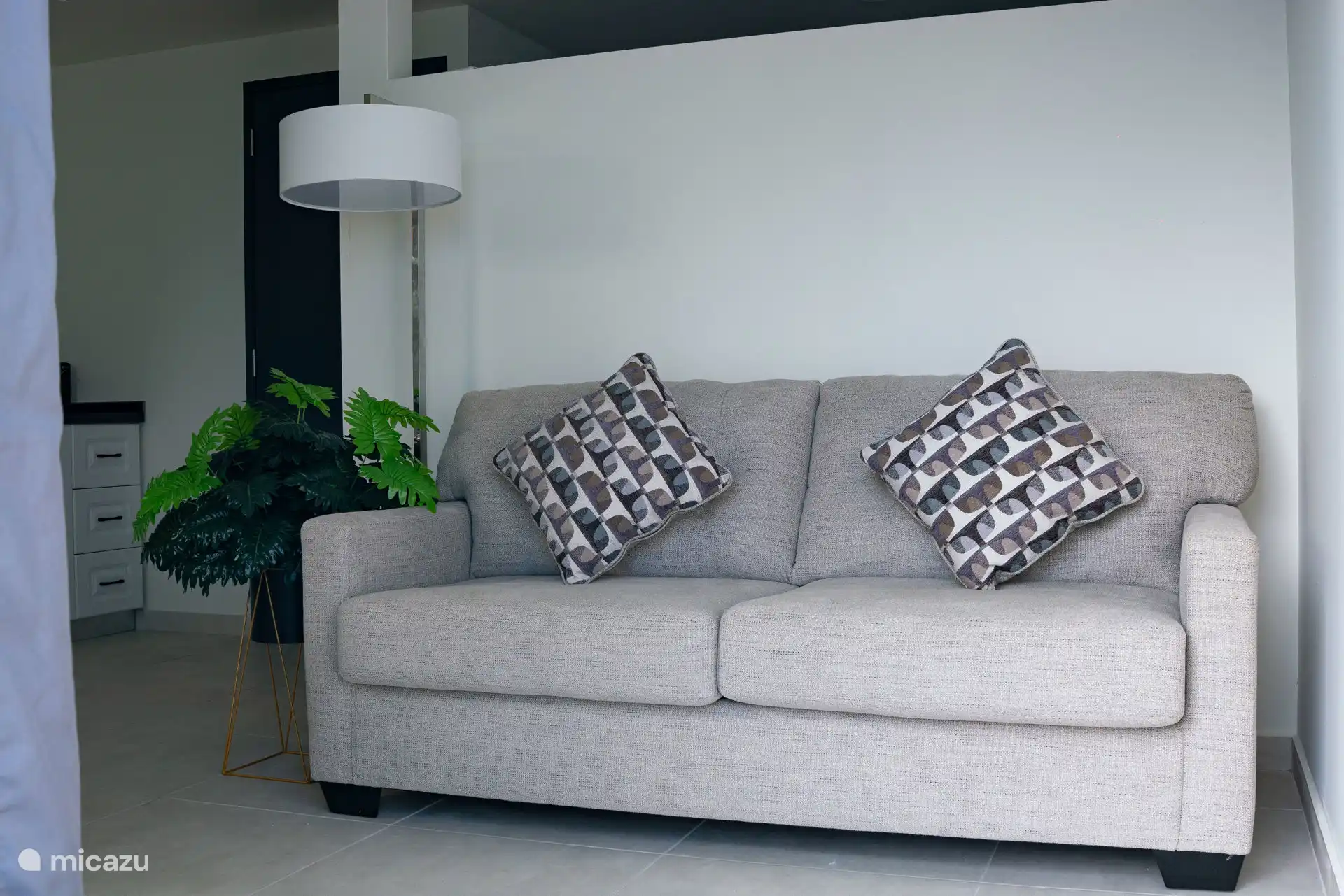 Comfortabele zithoek in de woonkamer met mooie inrichting en natuurlijke lichtinval.