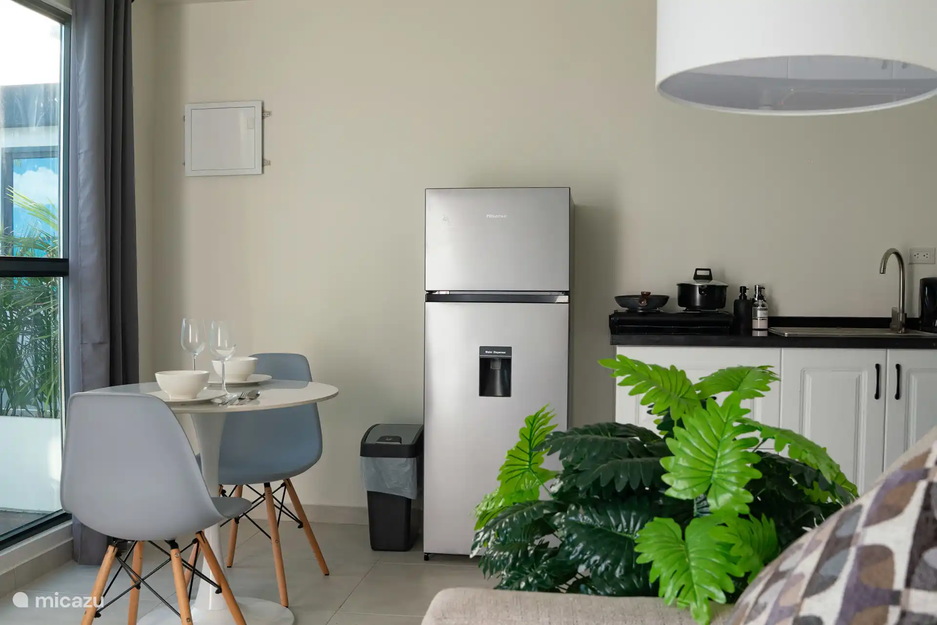 Compacte en uitgeruste keuken met eethoek, ideaal voor ontbijt of een lichte maaltijd.