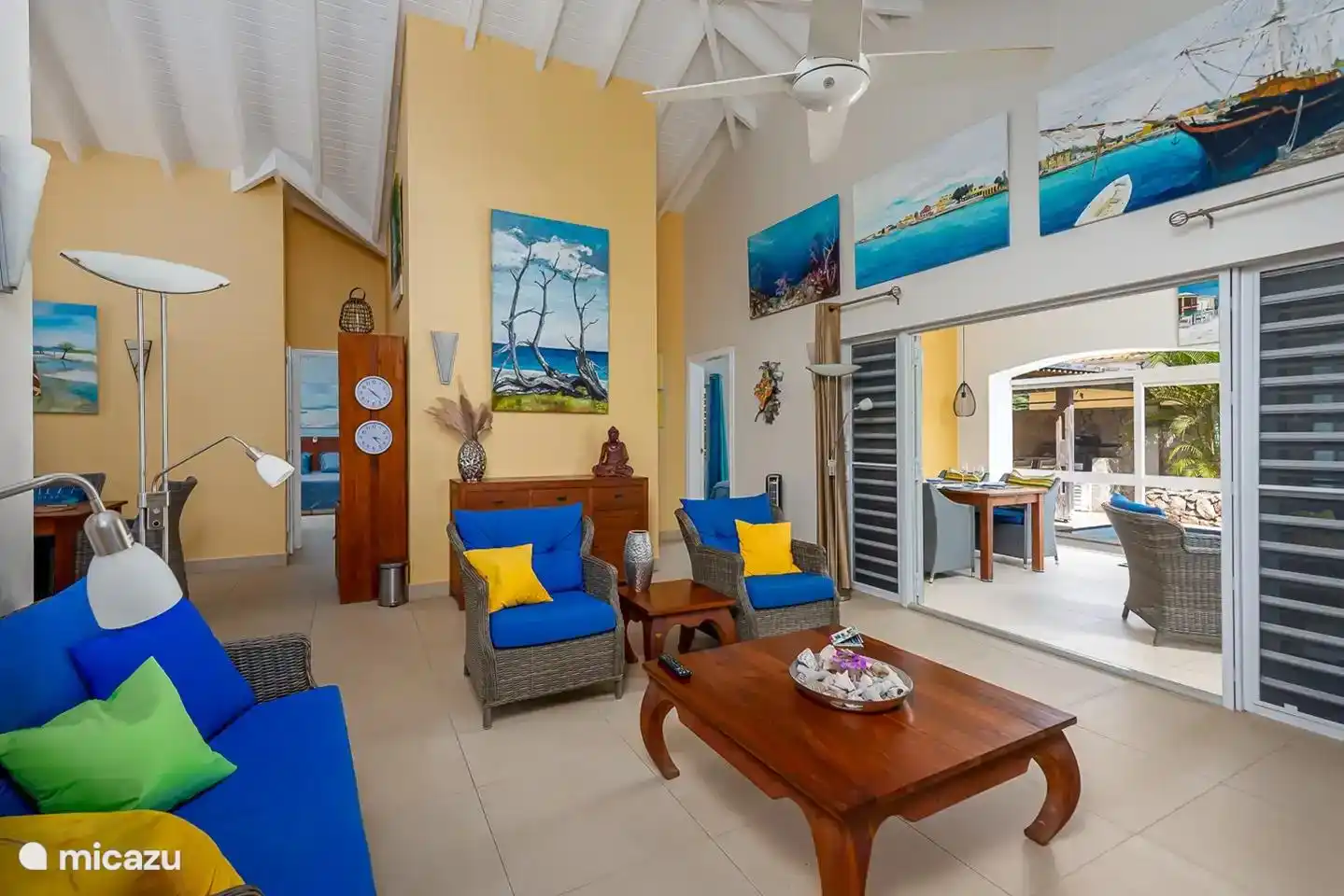Das Wohnzimmer der Villa Bon Rivato. Da die Türen vollständig geöffnet werden können, entsteht in Kombination mit der überdachten Terrasse ein geräumiger Wohnraum